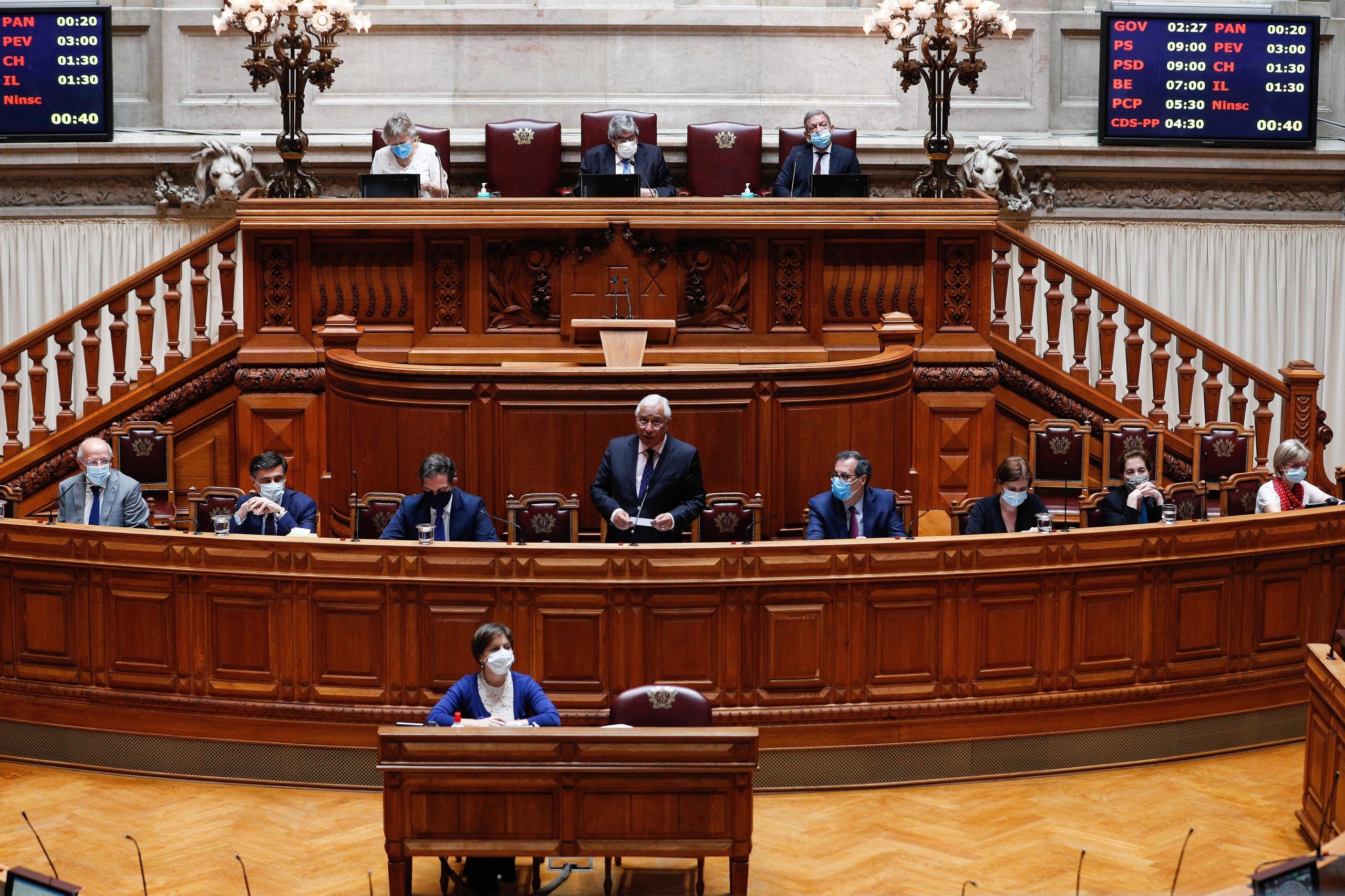 PEV e PCP admitem discutir redução do número de debates quinzenais no parlamento