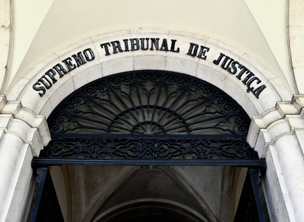 Catorze anos de prisão para homem que abusou 142 vezes da enteada e a engravidou