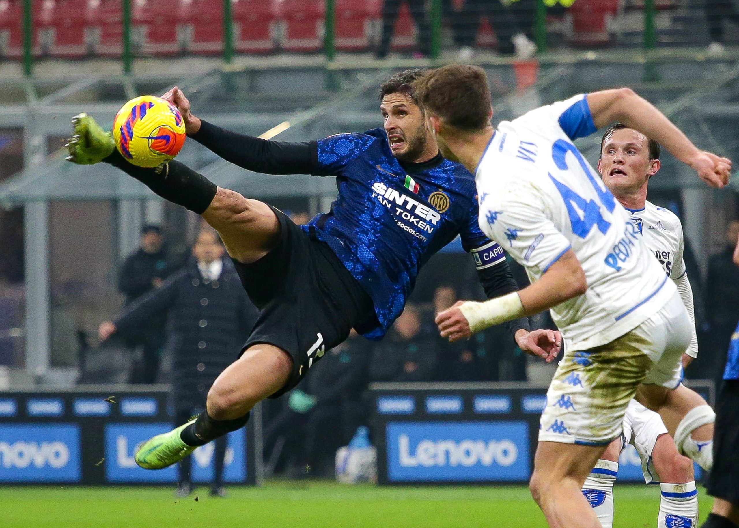 Inter precisou de prolongamento — e de um pontapé acrobático — para ultrapassar o Empoli na Taça de Itália