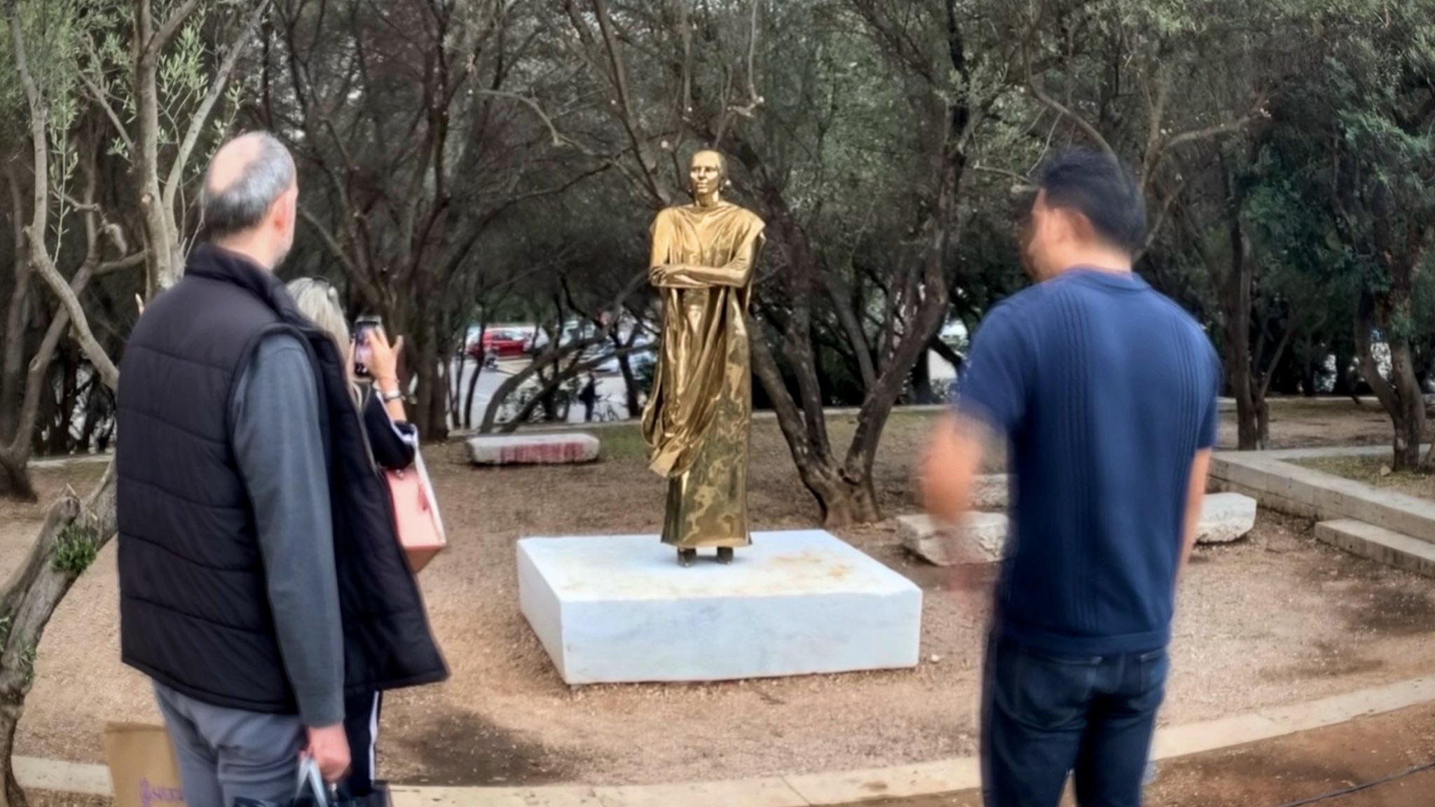 Críticos comparam estátua de Maria Callas a “Gandhi de saltos altos”