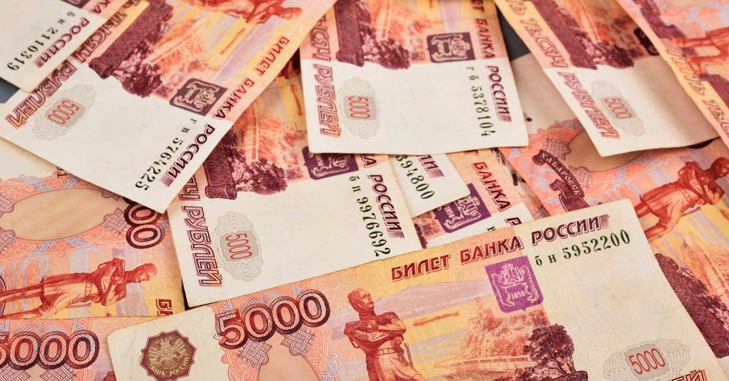 Rublo cai face ao dólar para nível mais baixo desde março de 2022