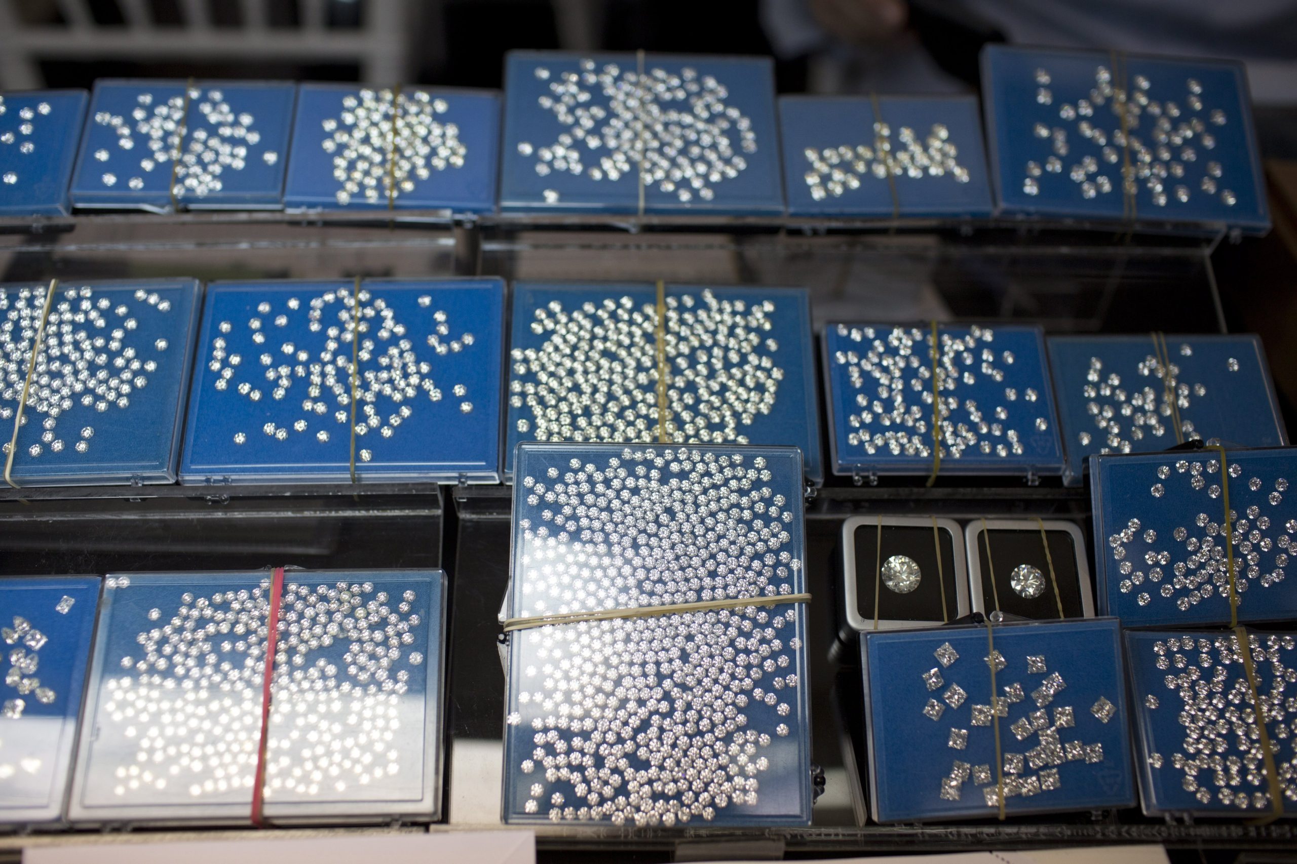 Diamantes: Grandes marcas não cumprem todos os critérios necessários para garantir a defesa dos direitos humanos