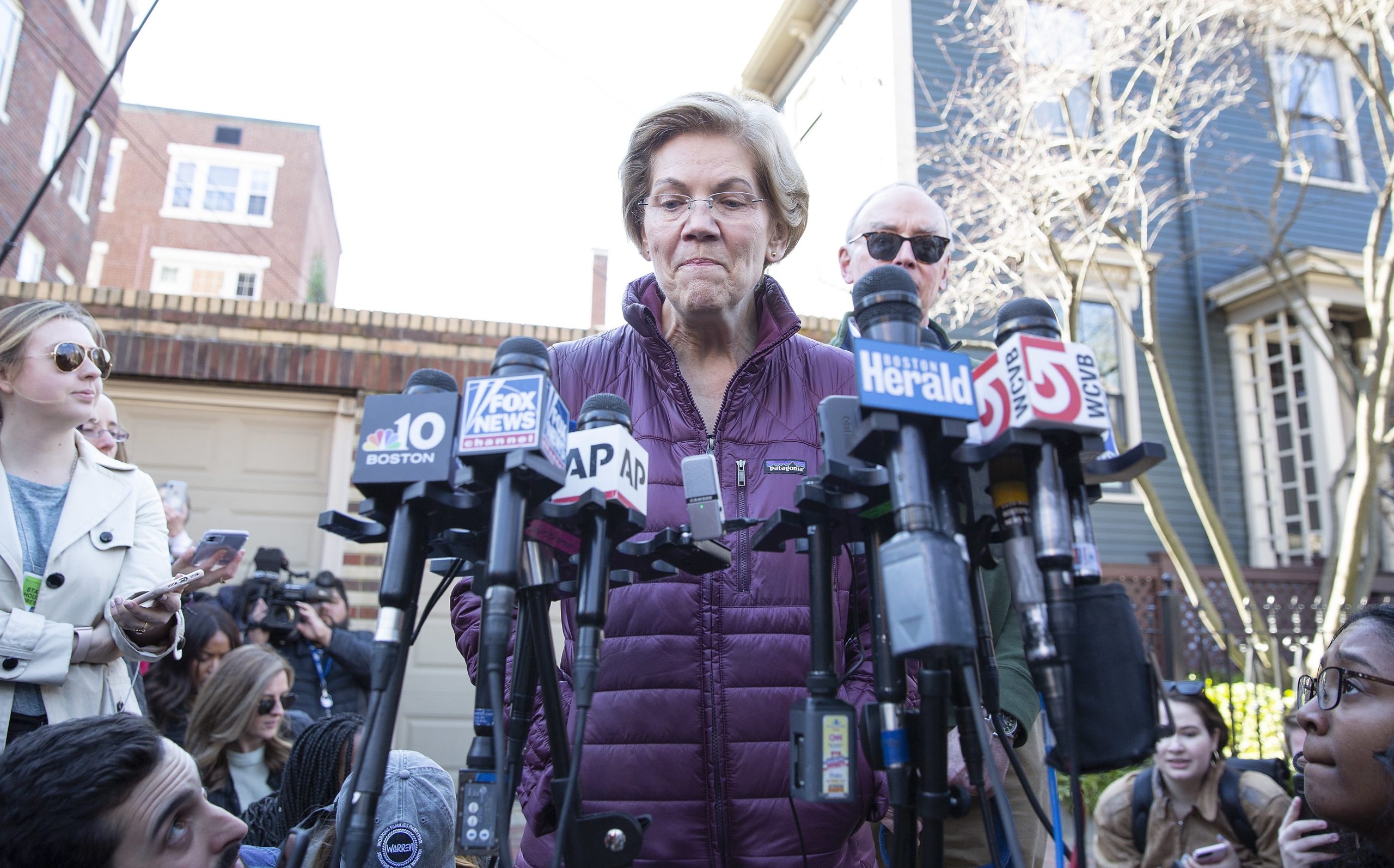 Covid-19: Senadora norte-americana Elizabeth Warren anuncia teste positivo ao coronavírus