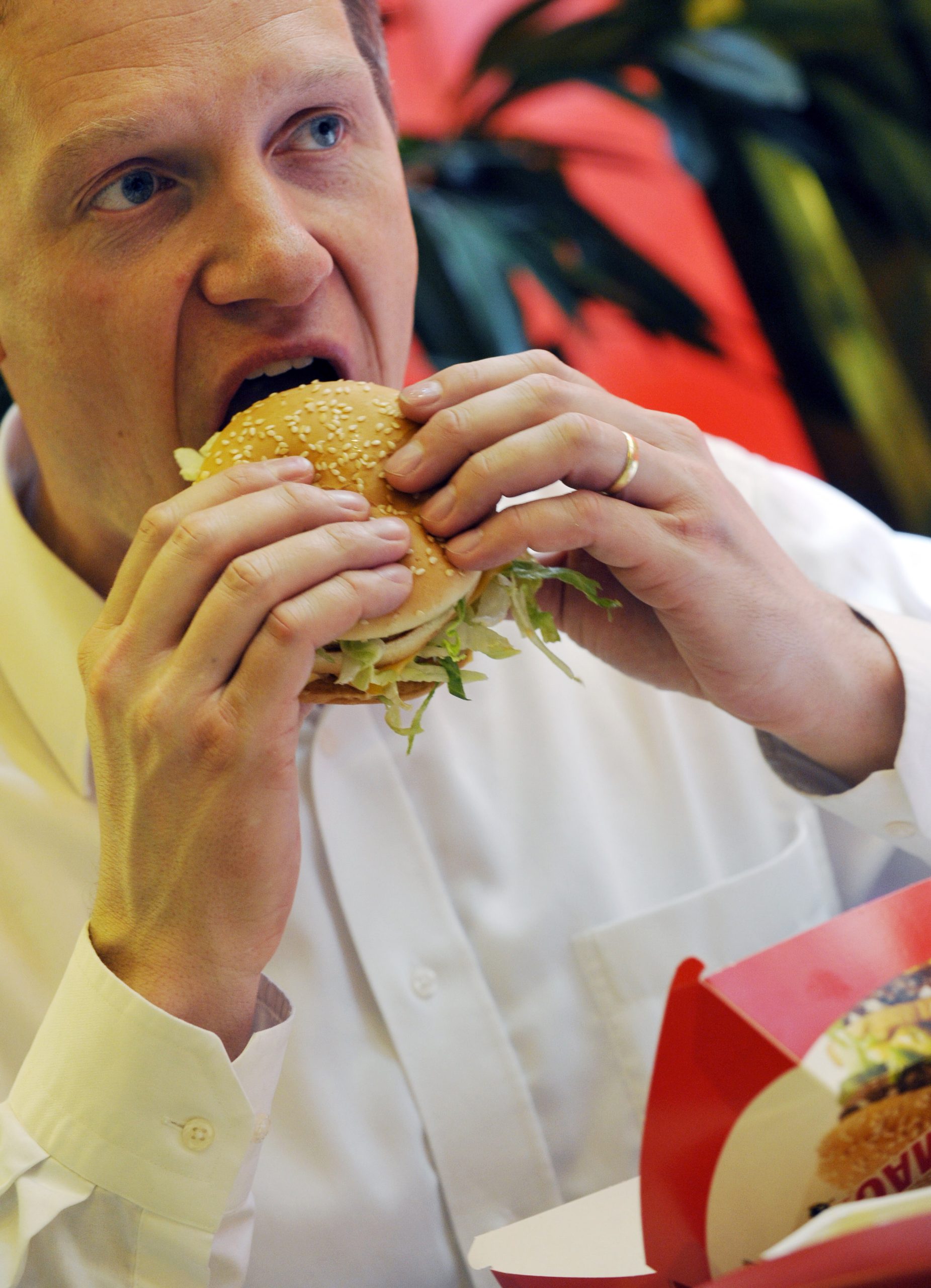 Consumir alimentos ultraprocessados pode aumentar risco de morte em 3% antes dos 75 anos