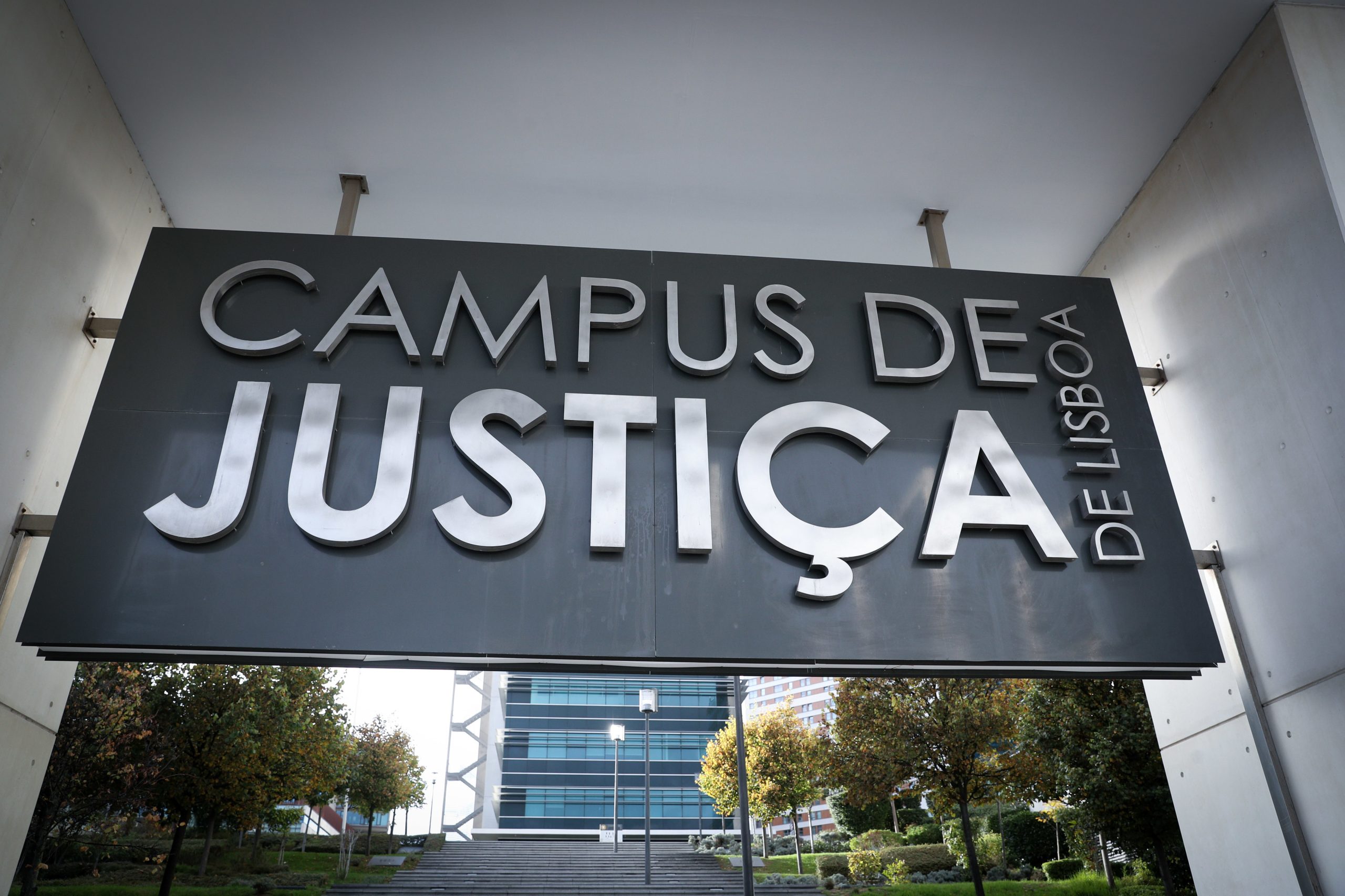 Jovem que abandonou bebé em caixote do lixo conhece hoje acórdão em Lisboa