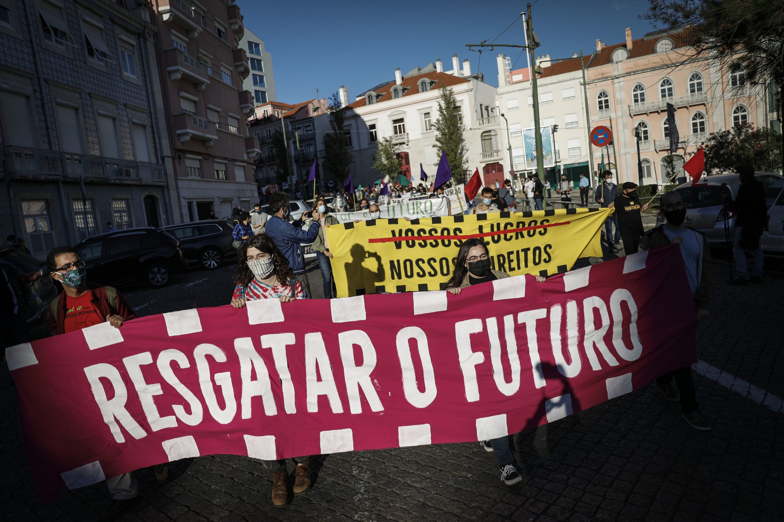 Centenas de pessoas manifestaram-se em Lisboa para “resgatar o futuro, não o lucro”
