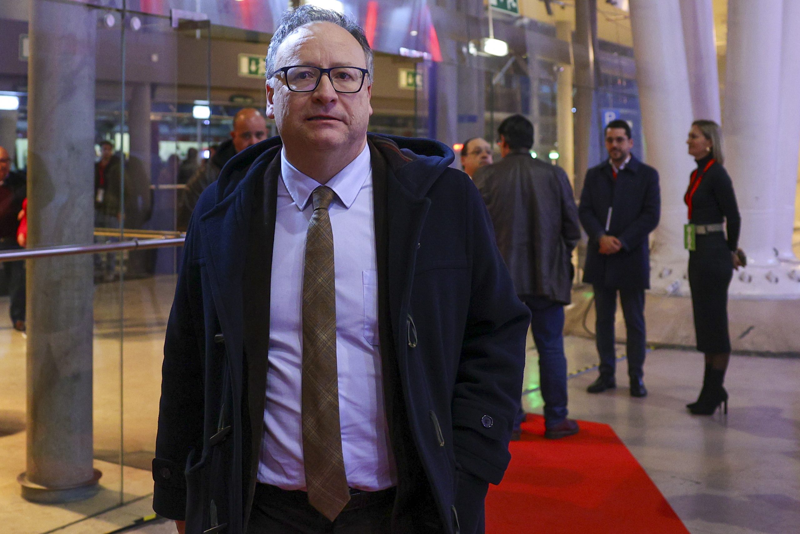 Assis considera que não eleição de Santos Silva seria uma “perda para o parlamento”