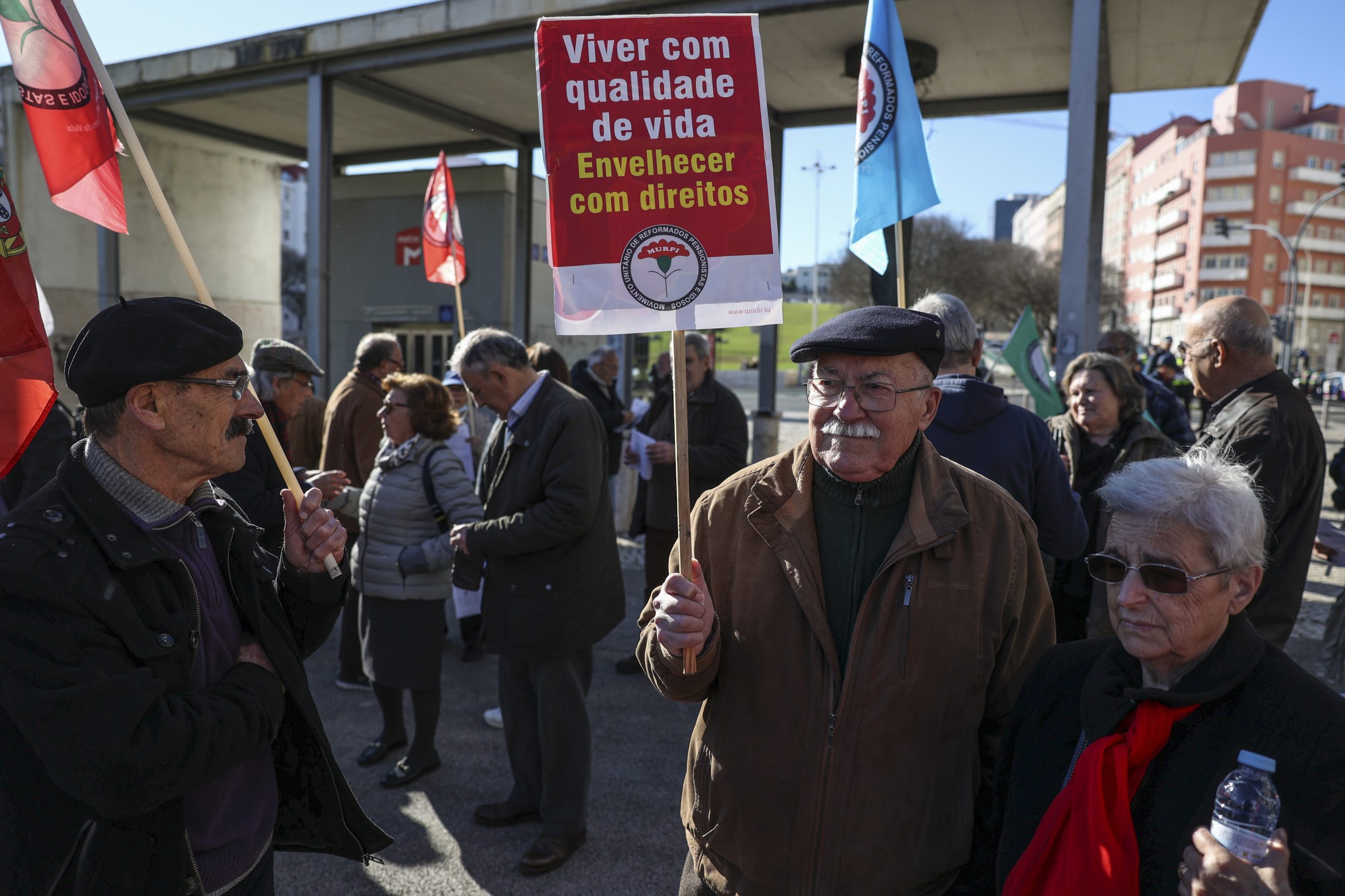 Reformados em protesto. A “geração de Abril” saiu hoje à rua para exigir medidas contra o custo de vida