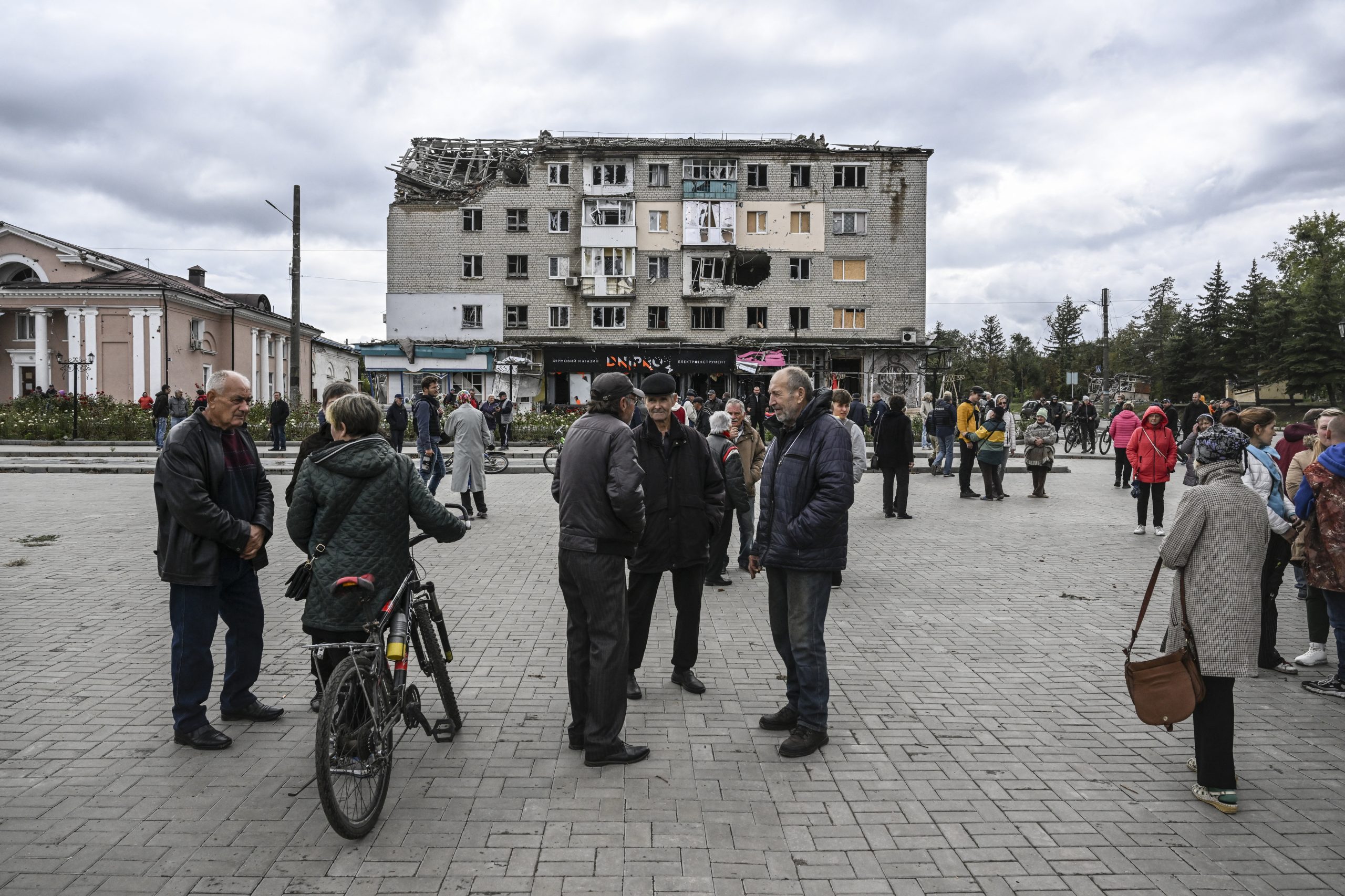 “Sou uma traidora porque sobrevivi graças às rações russas?”. Em Izyum, os habitantes confrontam-se após a retirada de Moscovo