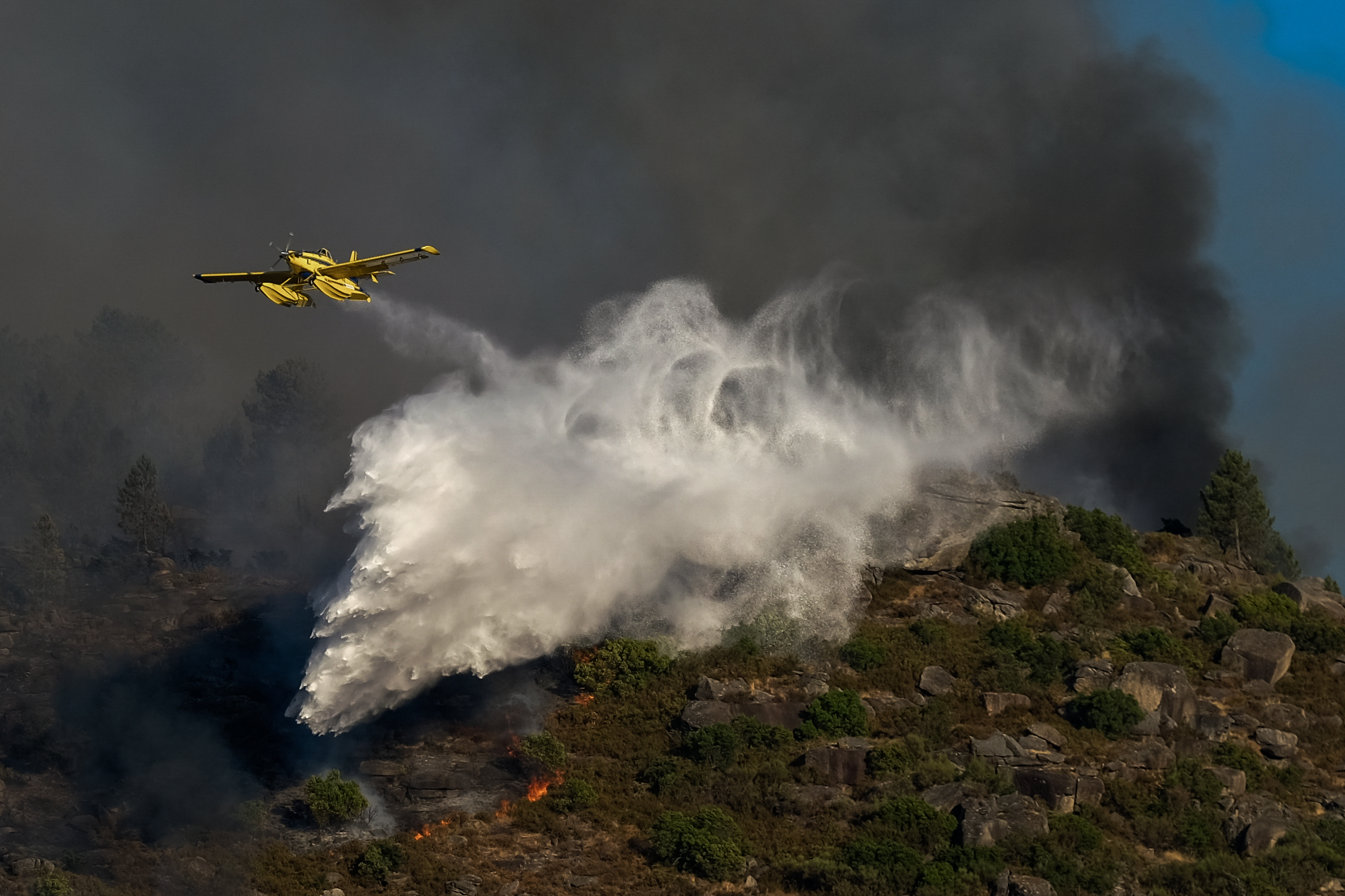 Incêndios: Dois meios aéreos combatem fogo no parque Peneda-Gerês