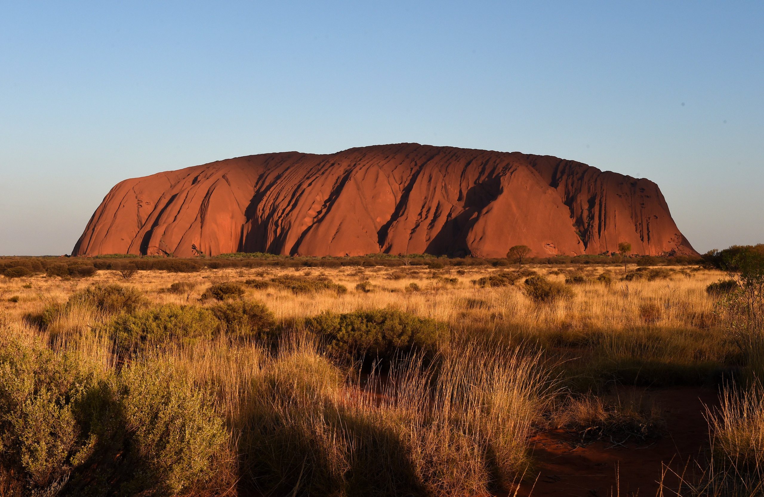 Uluru: Turistas rumaram ao icónico monte australiano para a última escalada