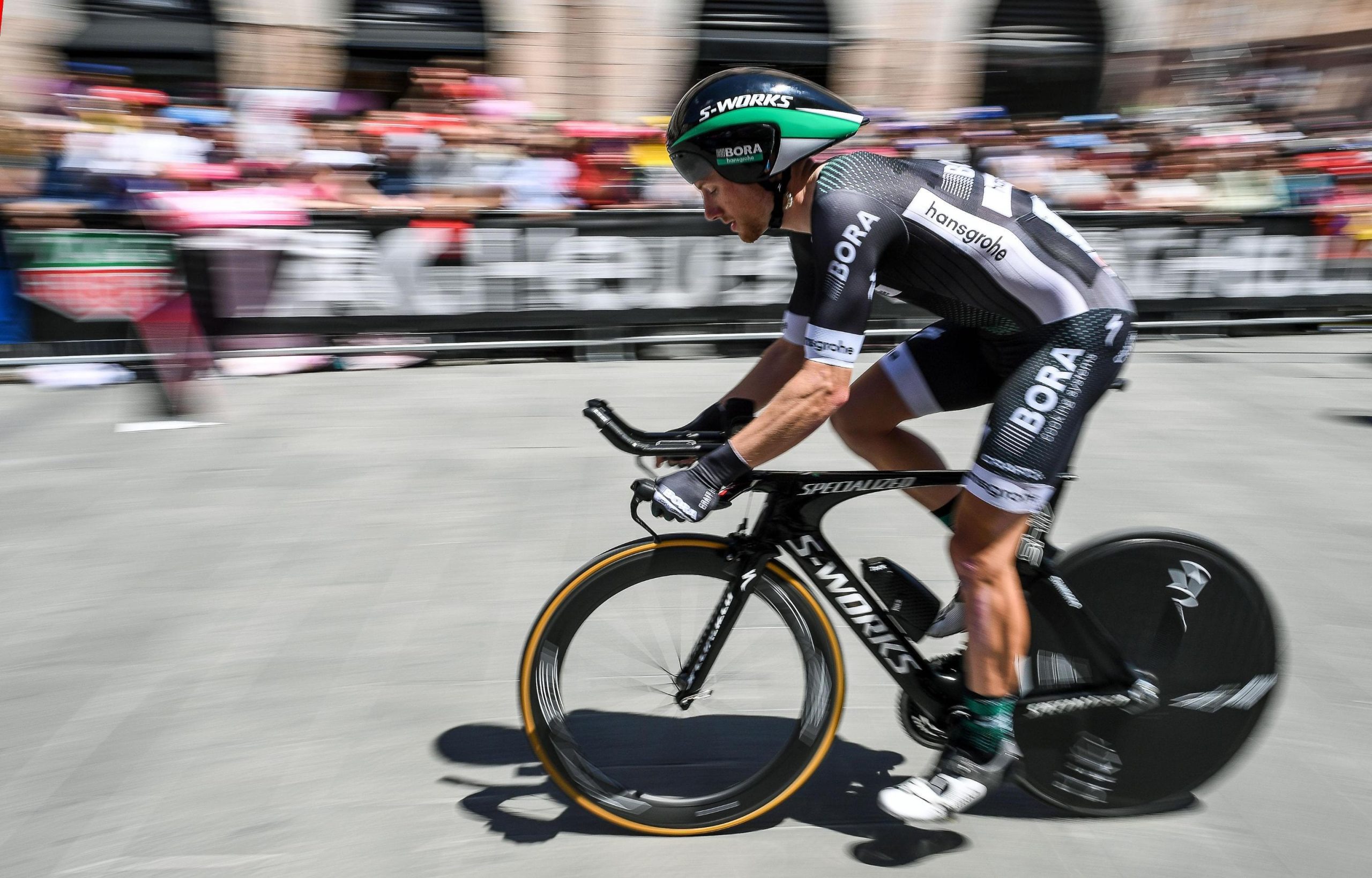 Sam Bennett vence sexta etapa ao ‘sprint’, Simon Yates segue líder do Giro