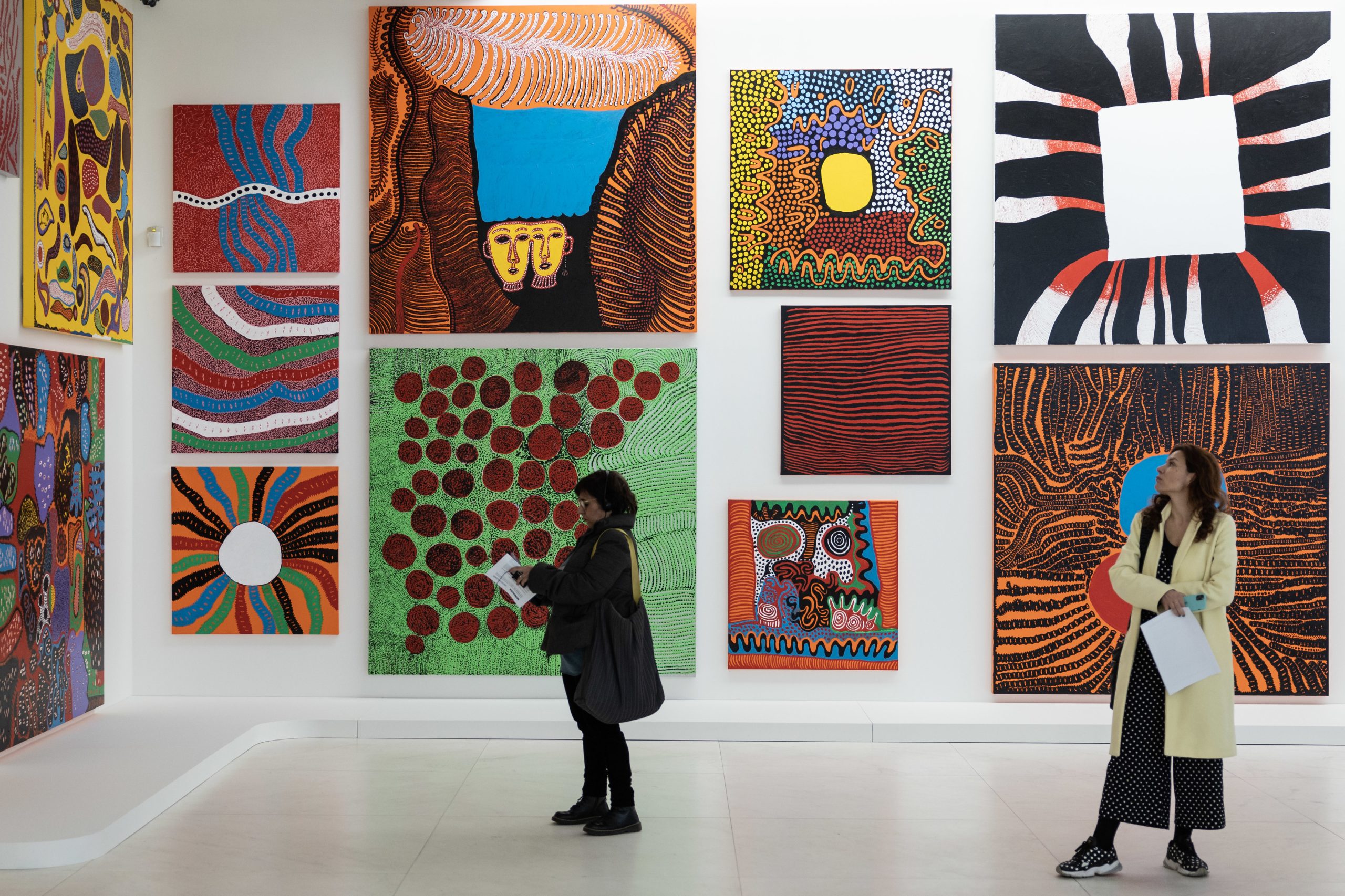 Artista Kusama expõe mais de 160 obras pinturas e desenhos em Serralves no Porto
