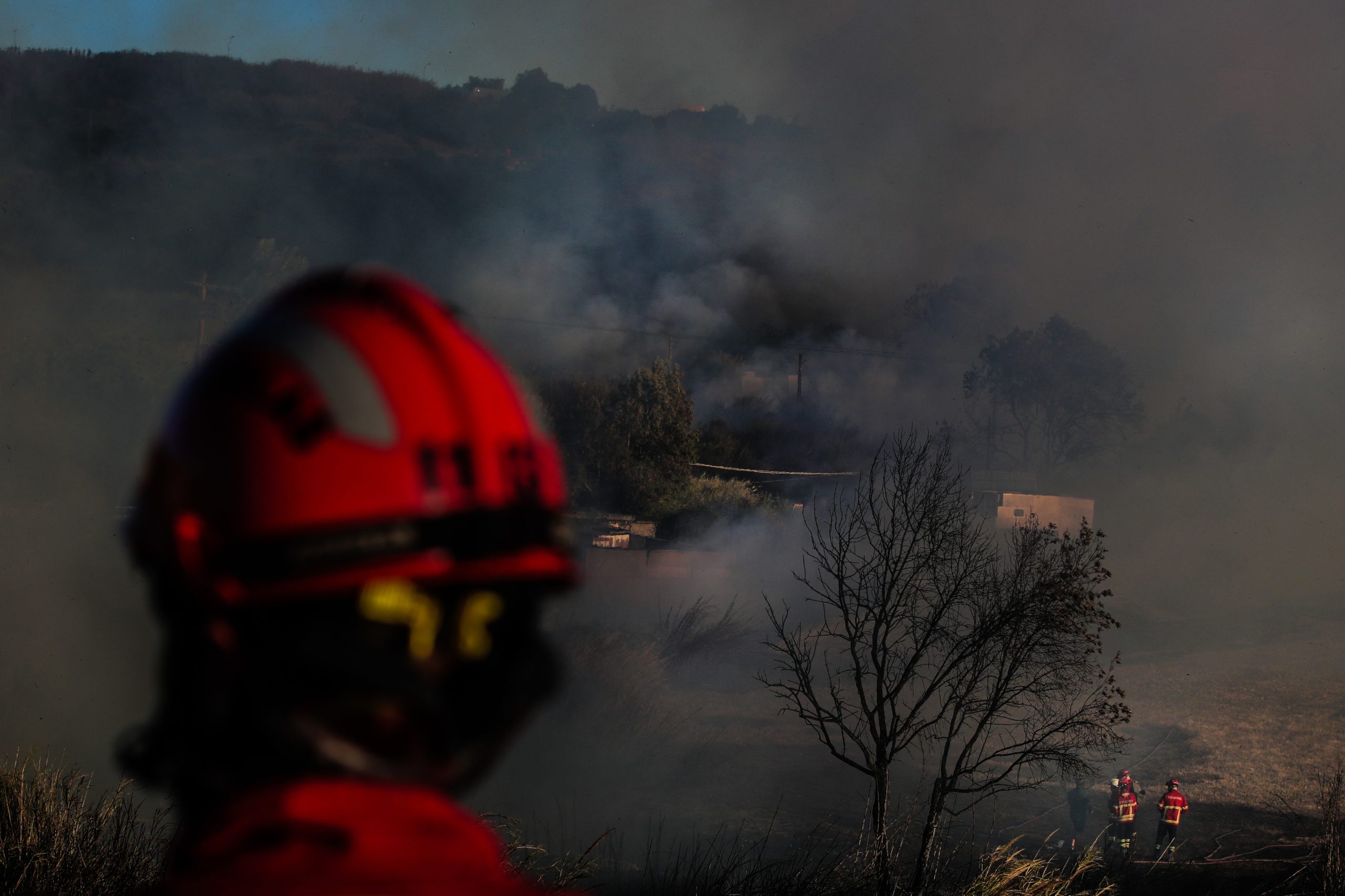 Incêndios: A41 cortada no sentido Porto–Penafiel devido a fogo em Valongo