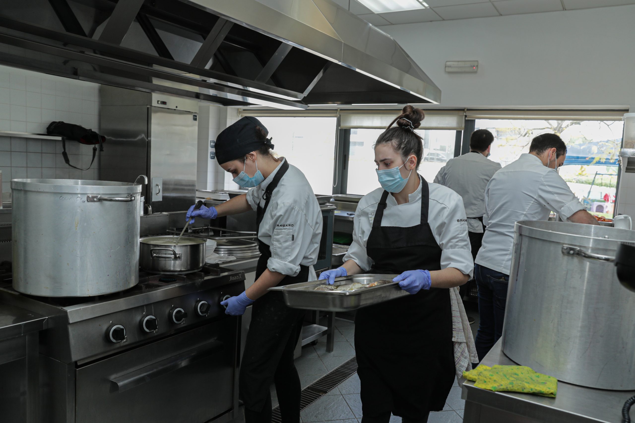 Rui Silveira é um chef estrela Michelin e foi obrigado a fechar o restaurante por causa do Covid-19. Então, “trocou” de cozinha e agora serve refeições sociais em Tavira