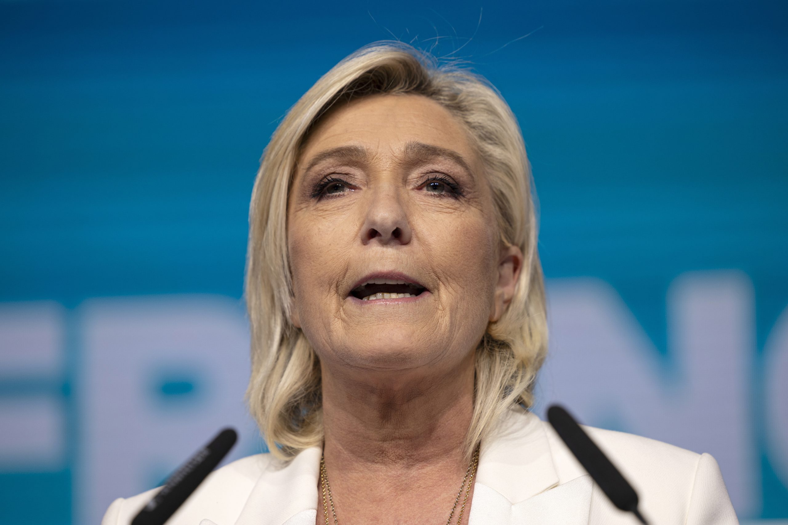 Marine Le Pen considera bloco de Macron “praticamente aniquilado”. Bardella reage depois e quer “levantar o país”