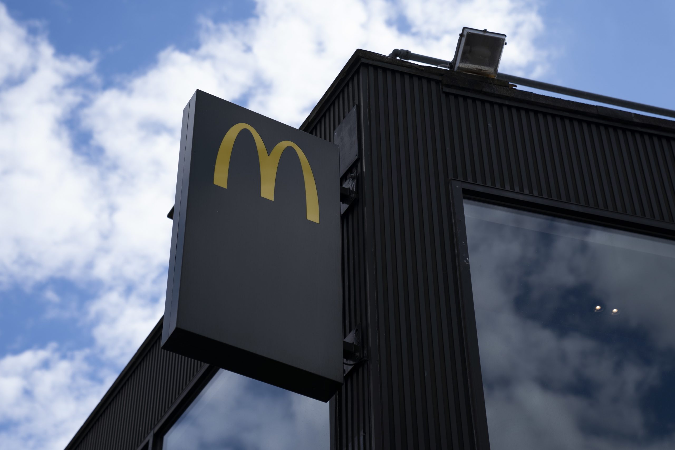 McDonald’s sem batidos e bombas sem combustível. “Brexit” de motoristas deixa Reino Unido num aperto