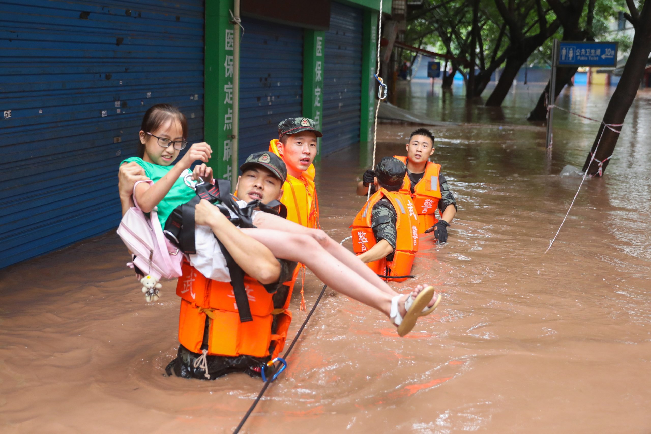 Chuva “recorde” faz milhares de deslocados na China