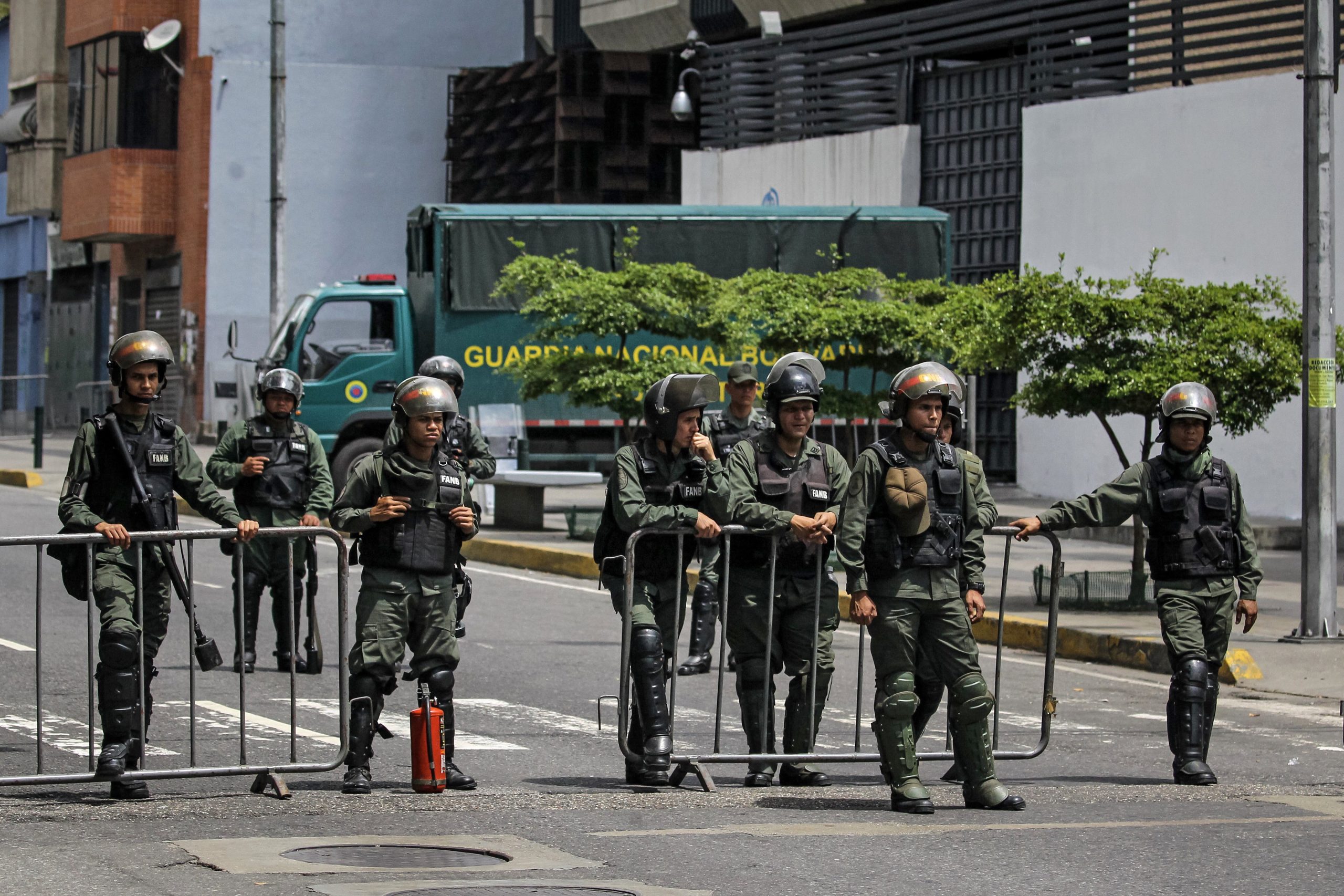 Dois mortos e oito feridos em ataque a base militar na Venezuela