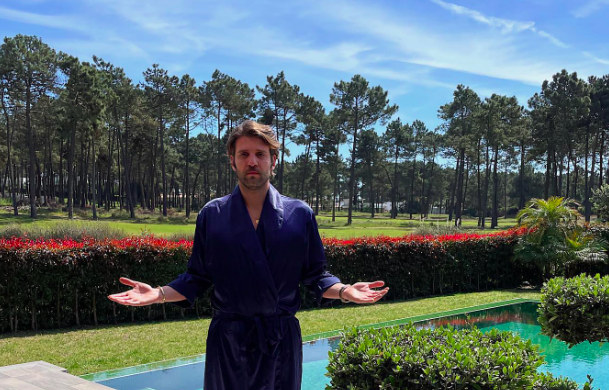 Youtuber que insultou Costa no parlamento publica novo vídeo com insultos a todo o governo