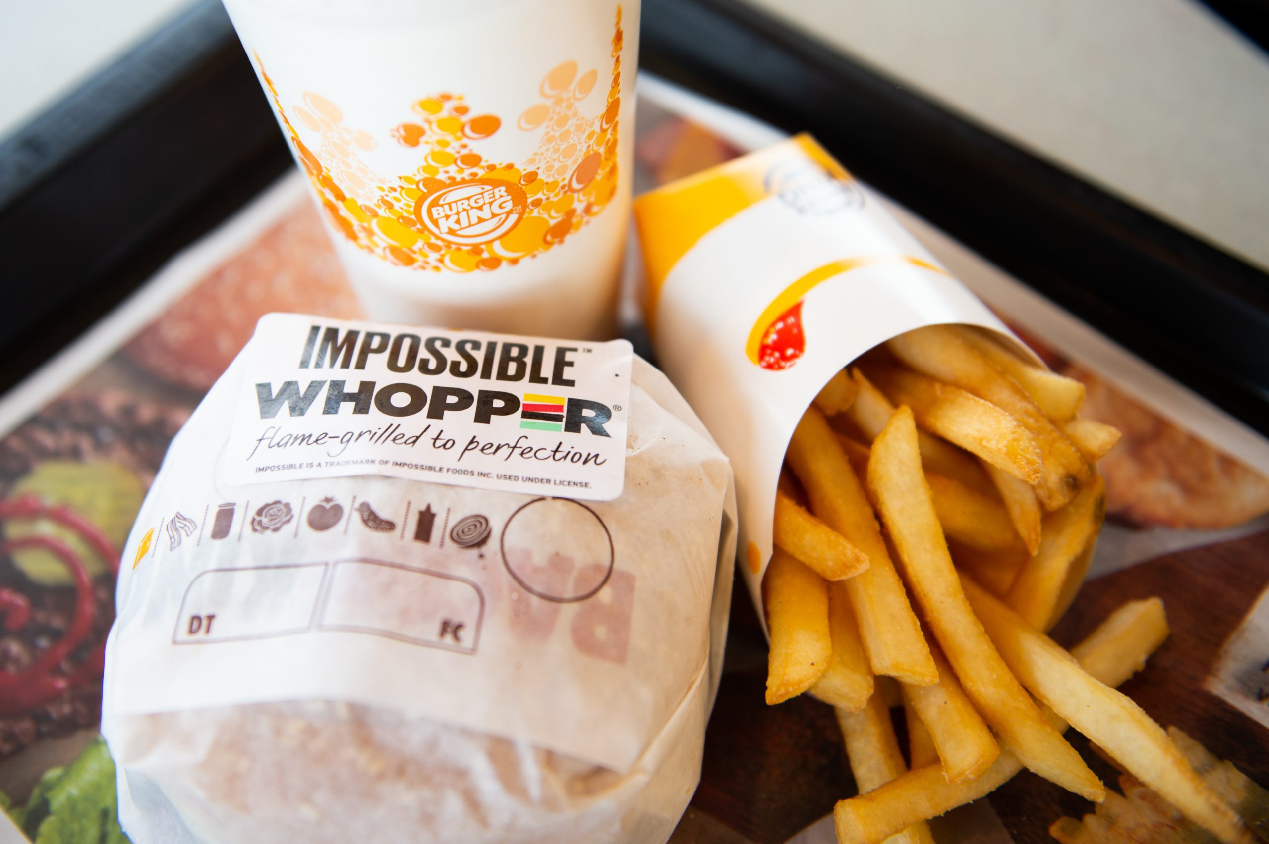 Parece carne, sabe a carne, mas não é carne. É o novo Whopper do Burger King