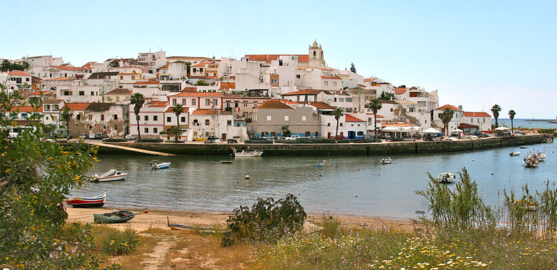 Baixa da vila de Ferragudo vai ter área natural com árvores e espelho de água