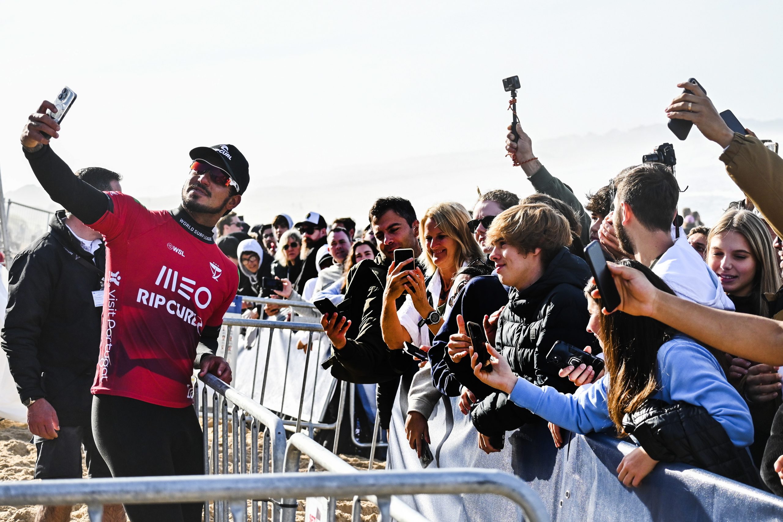 Surfistas Medina e Colapinto fecham em beleza o dia mais curto da Liga Mundial de Surf que decorre em Peniche