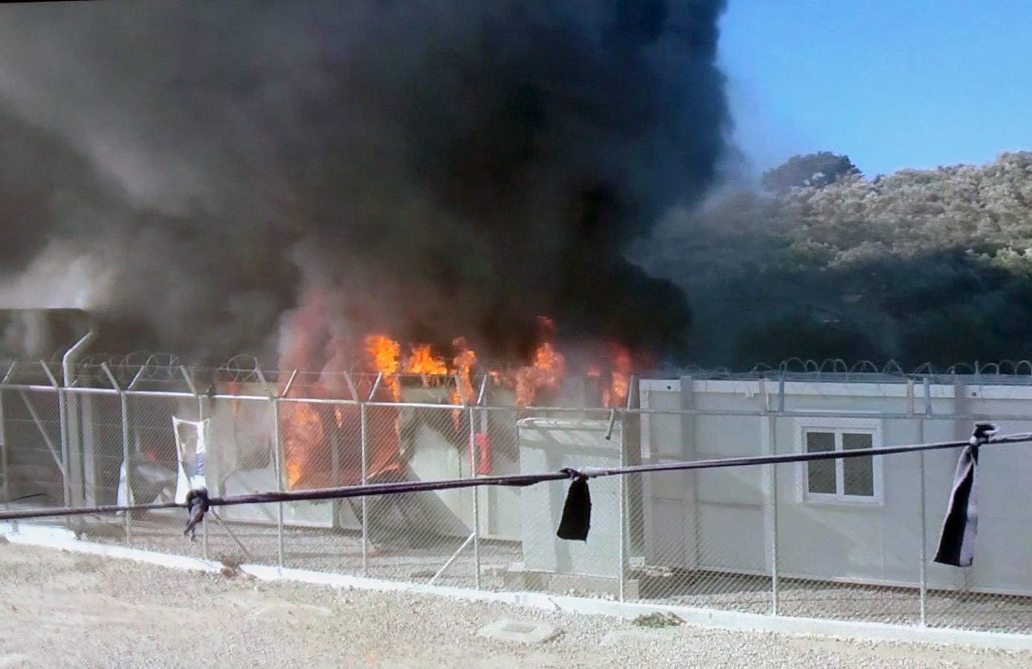 Migrantes incendeiam serviços de asilo na ilha grega de Lesbos