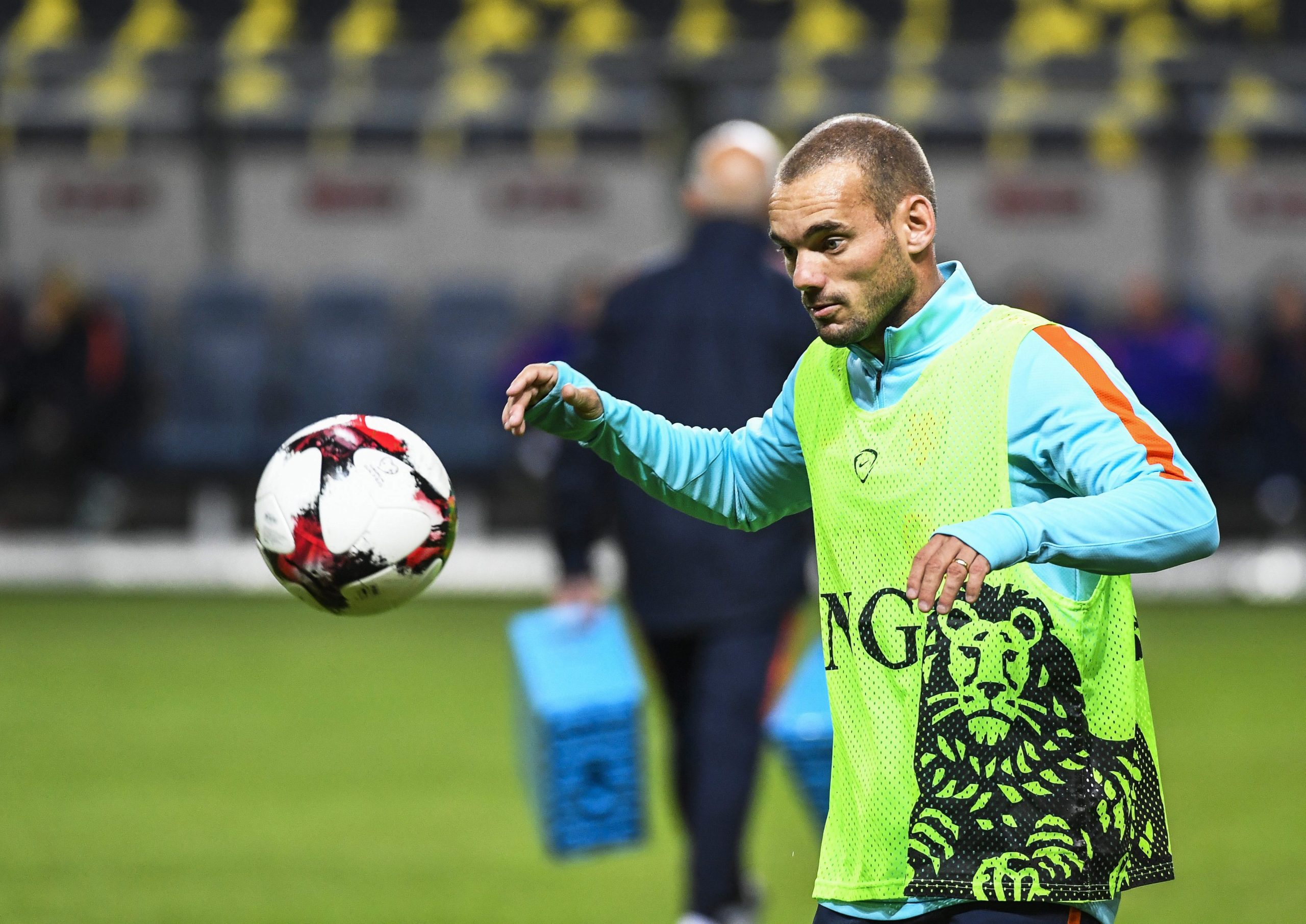 Wesley Sneijder ruma ao Qatar