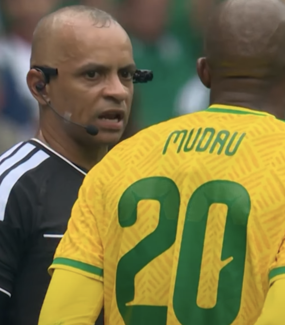 Árbitro torna-se fenómeno na internet após anunciar expulsão na estreia do Mundial