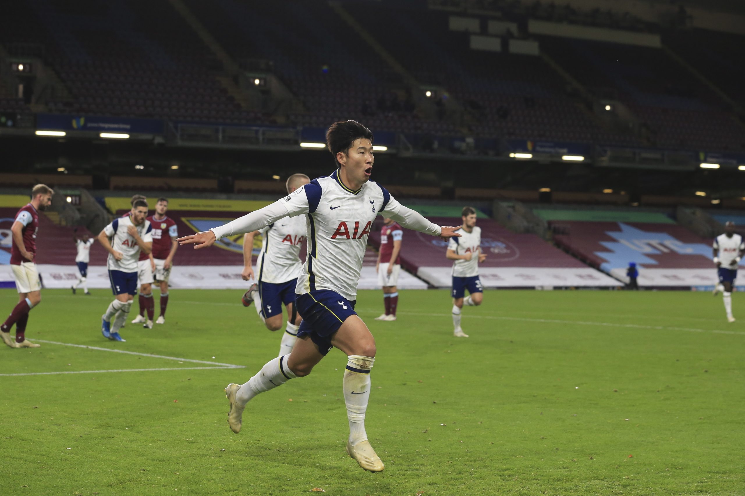 Premier League. Dupla Kane/Son resolve encontro difícil para Tottenham, de Mourinho, em Burnley