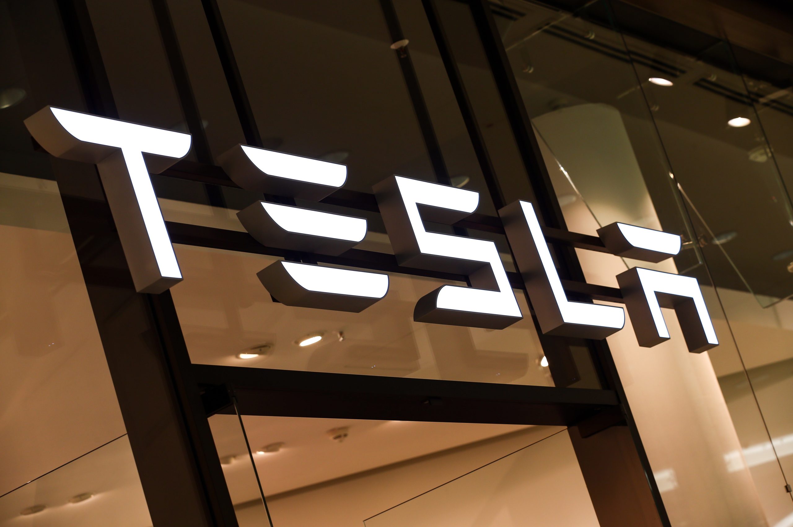 Gerentes da Tesla visitam trabalhadores em casa de baixa médica. Sindicato denuncia “cultura do medo” em fábrica alemã
