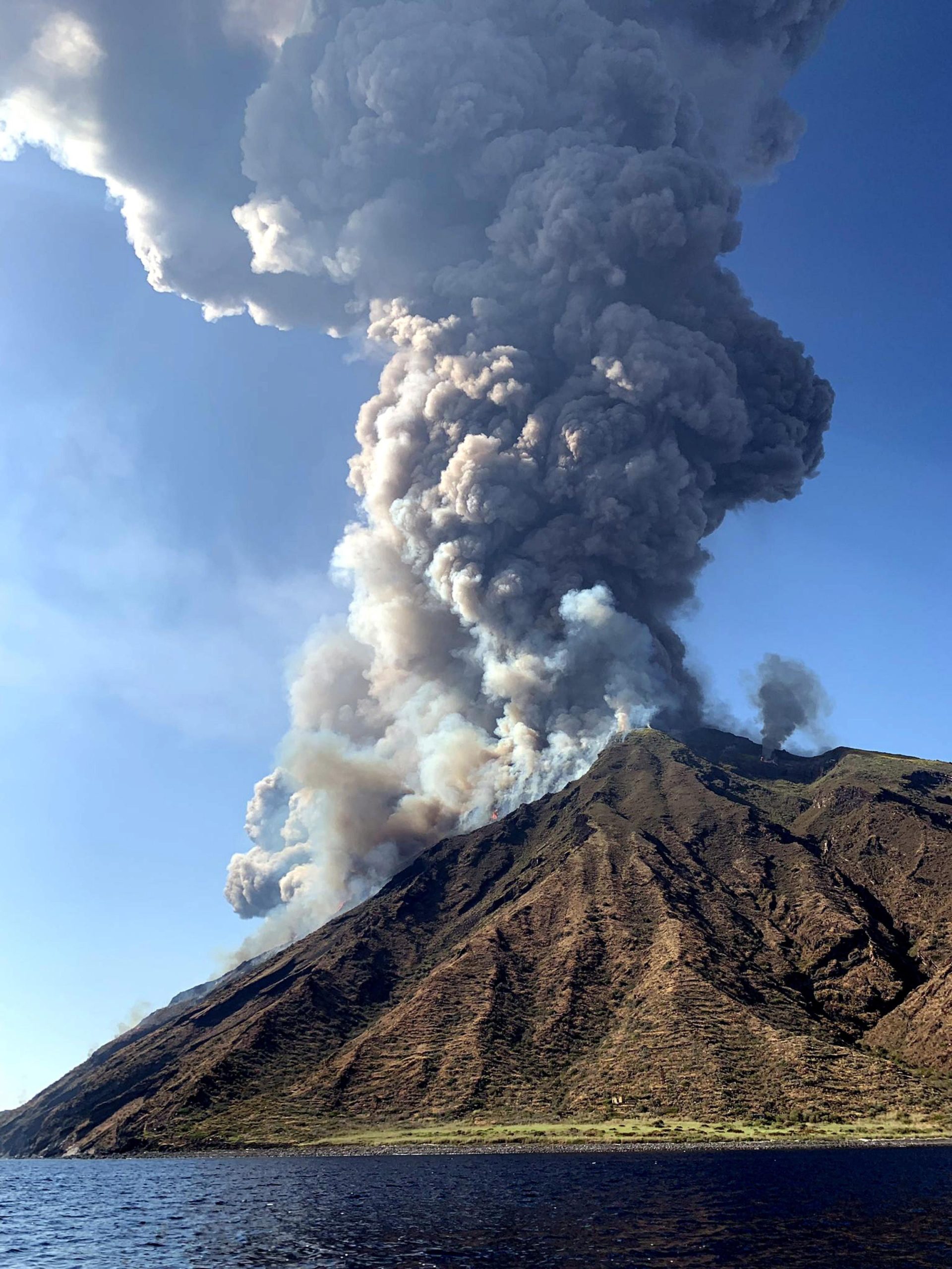 Forte erupção vulcânica do Stromboli provoca um morto