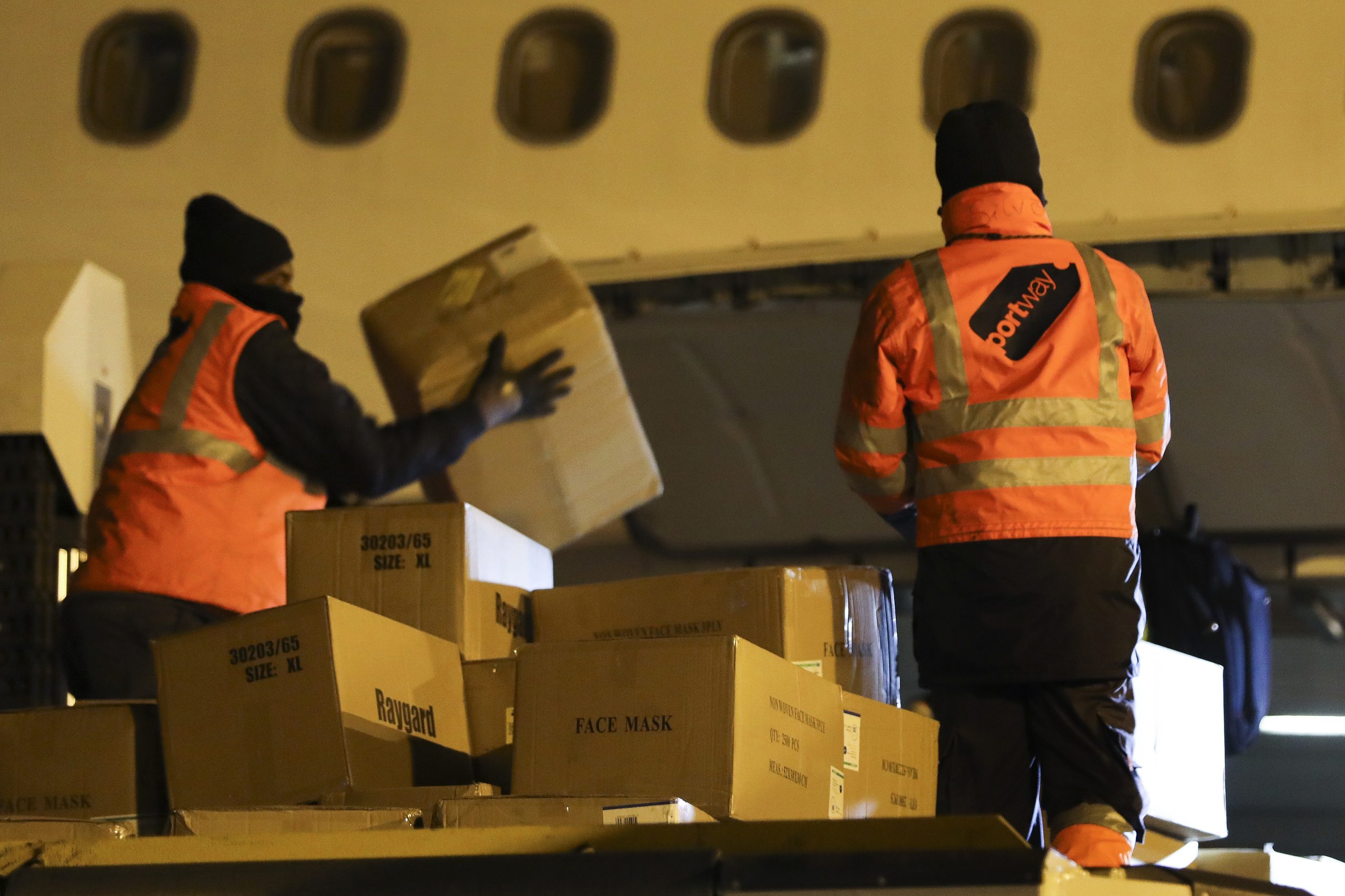Avião fretado chega a Lisboa com 65 ventiladores e equipamento médico