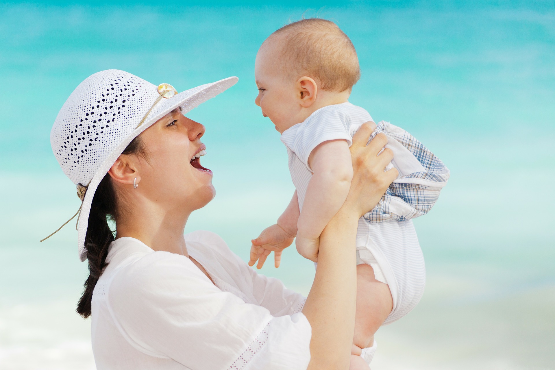 Mulheres que cantam para os filhos têm uma relação mãe-bebé mais saudável