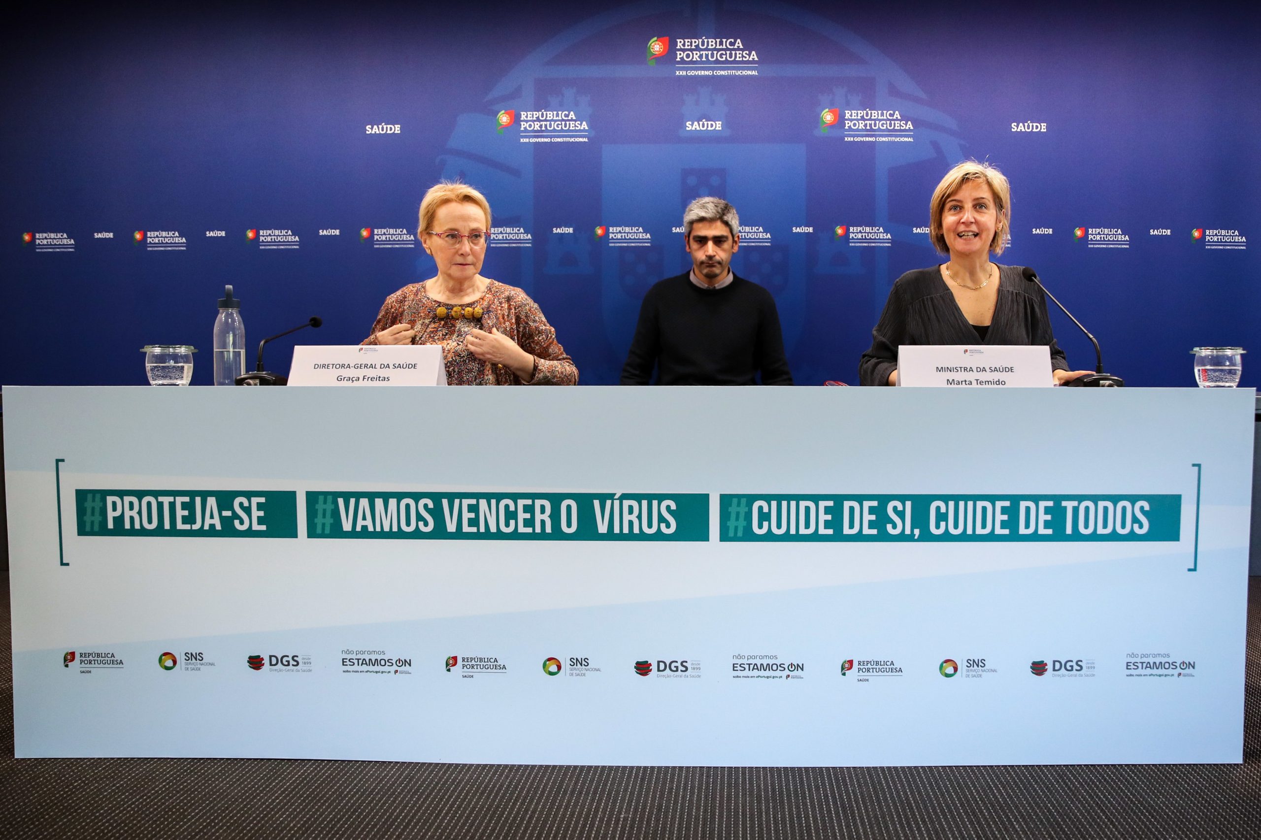 Covid-19: Governo não está a pensar fixar preços de álcool e máscaras “para já” e pede a lares que tenham planos de contingência