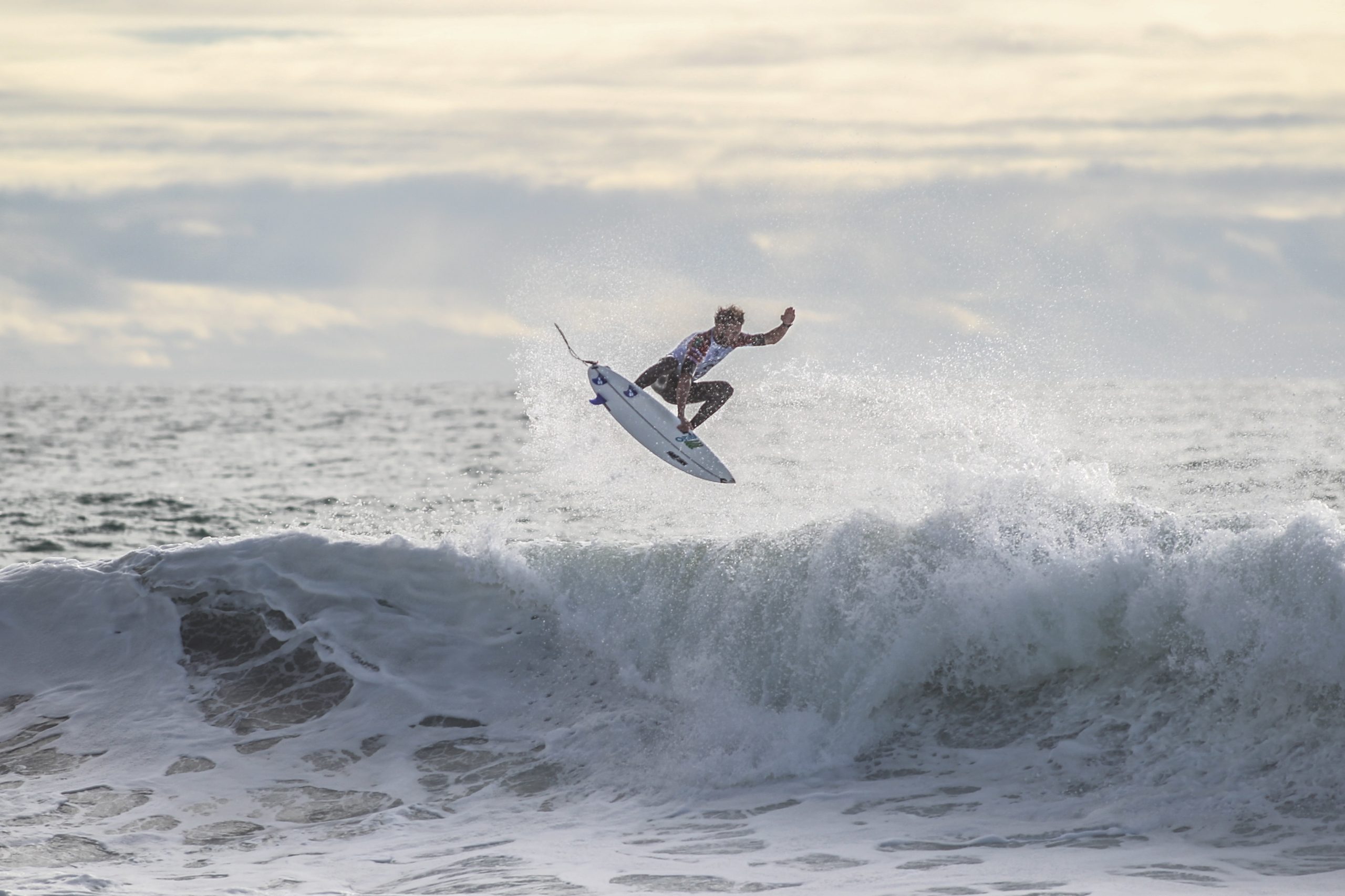 Frederico Morais nos ‘oitavos’ do circuito mundial de surf no México