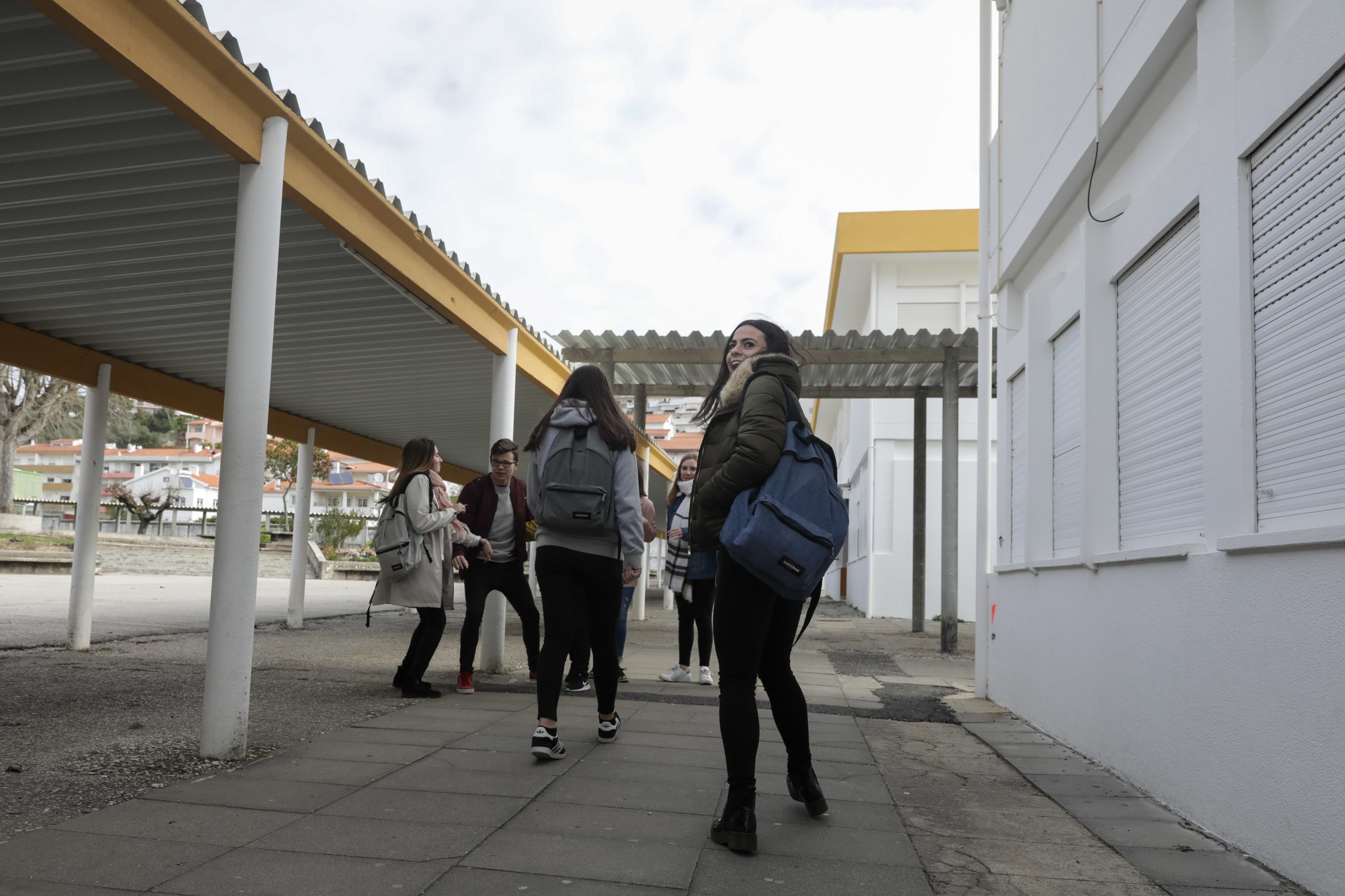 Covid-19: Crianças de Porto de Mós obrigadas a ir para a escola por falta de internet