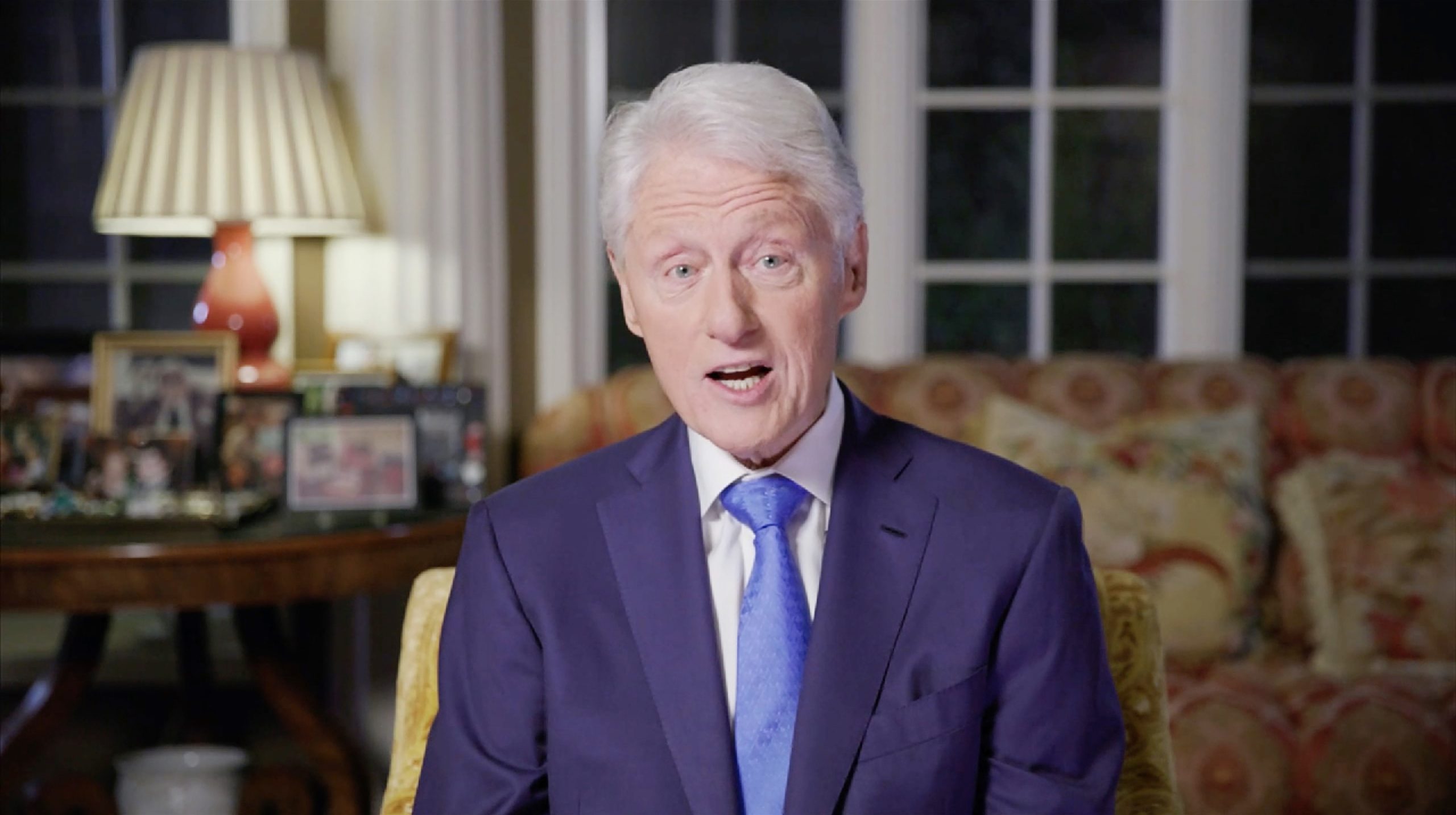 Bill Clinton nega ligação a Epstein e acusa Trump de manobra política