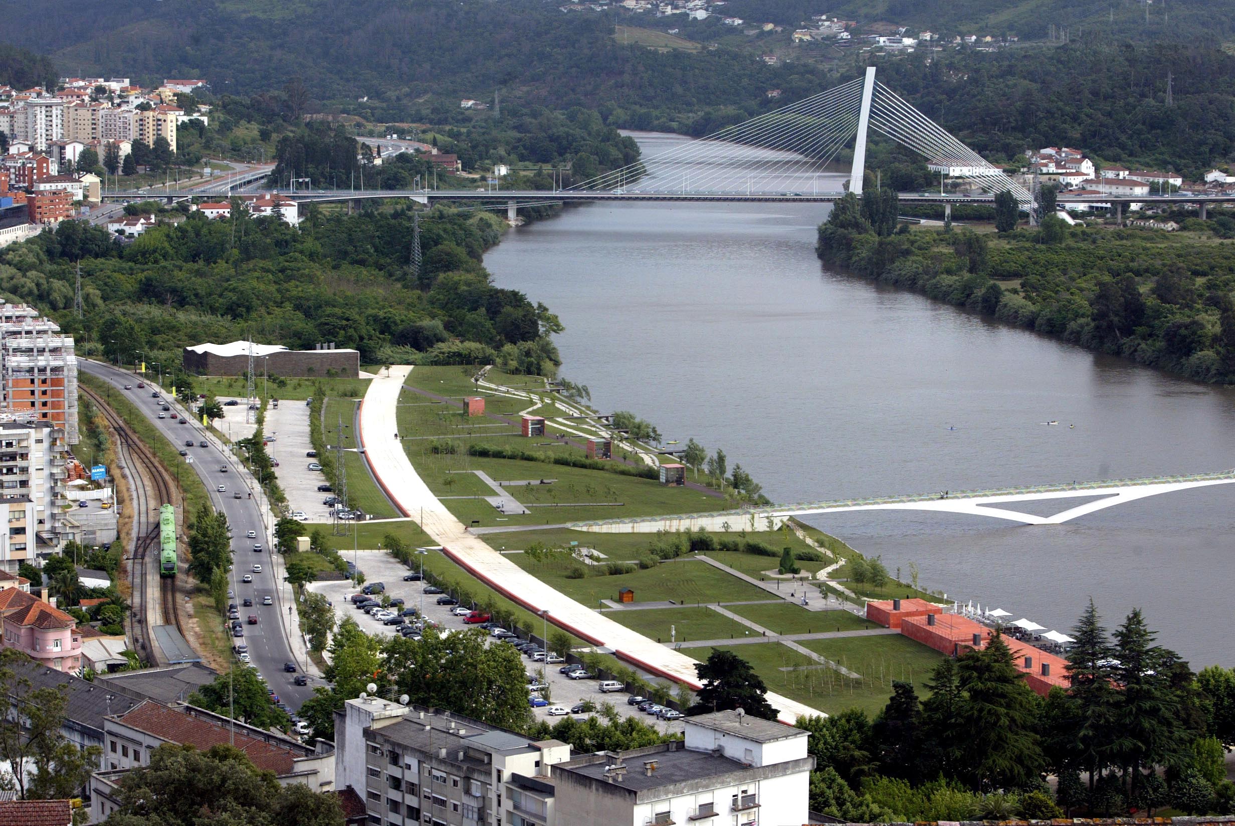 Acidente com camião em Coimbra bloqueia um dos acessos à Ponte Rainha Santa Isabel