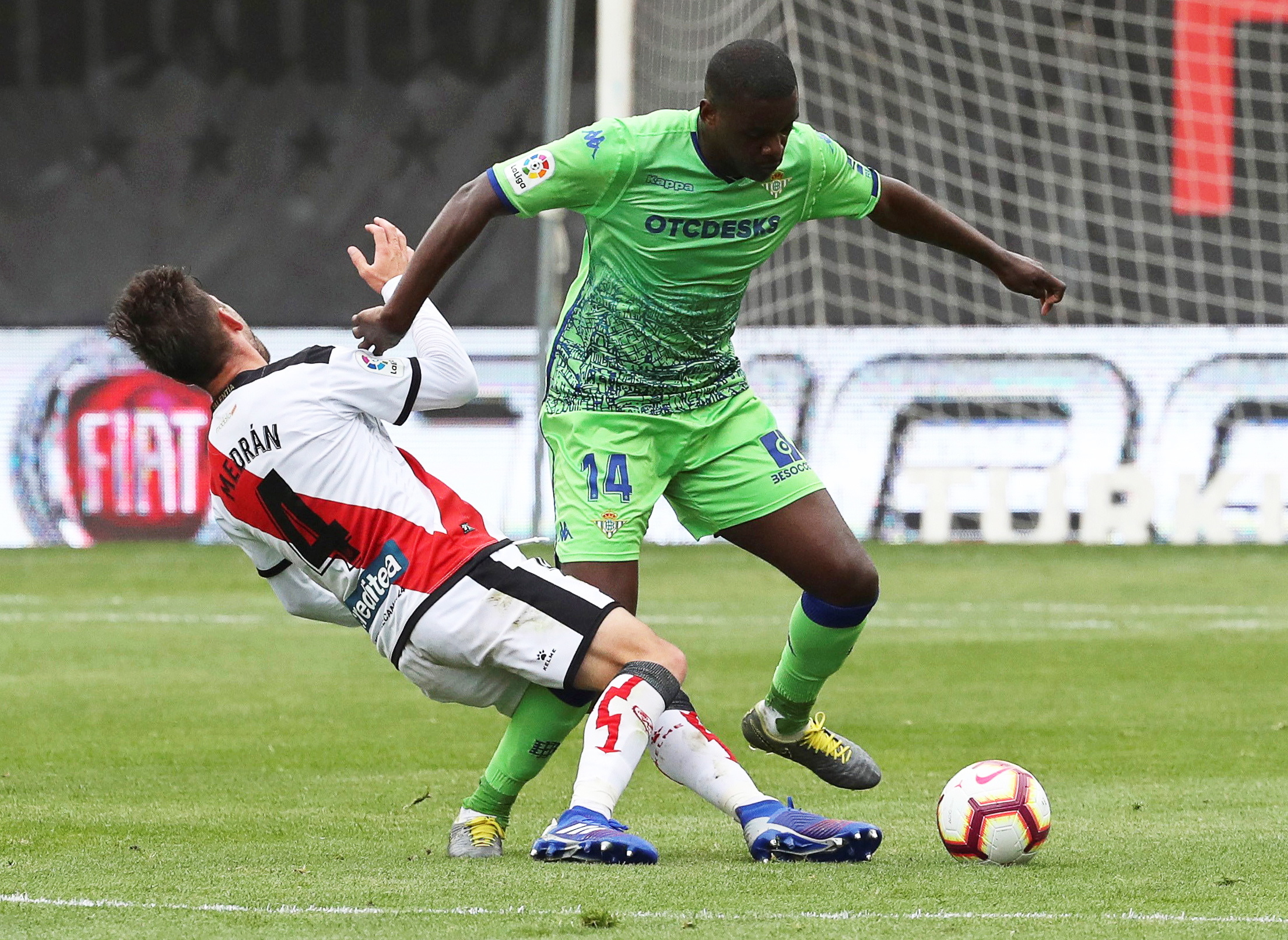 William Carvalho sofre lesão muscular na perna direita