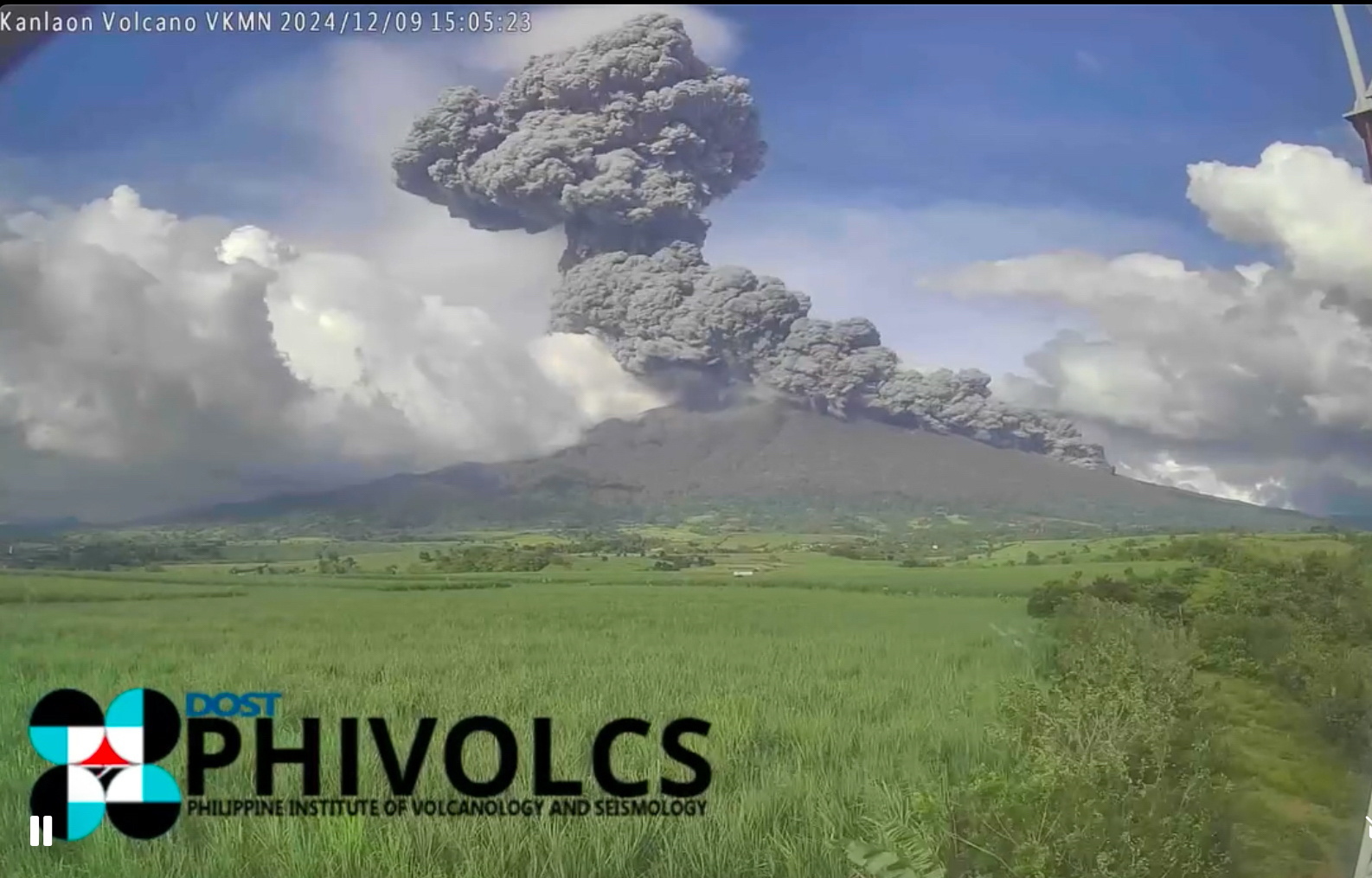 População retirada e voos cancelados após erupção de vulcão nas Filipinas