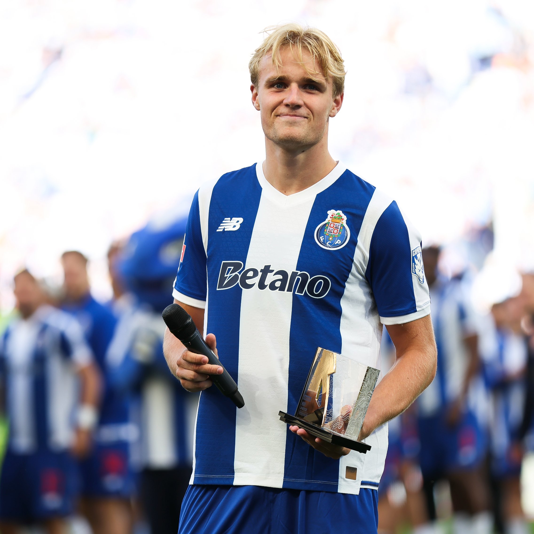 A chama imensa apagada pelo fogo do dragão no regresso de Samu - 24 Notícias