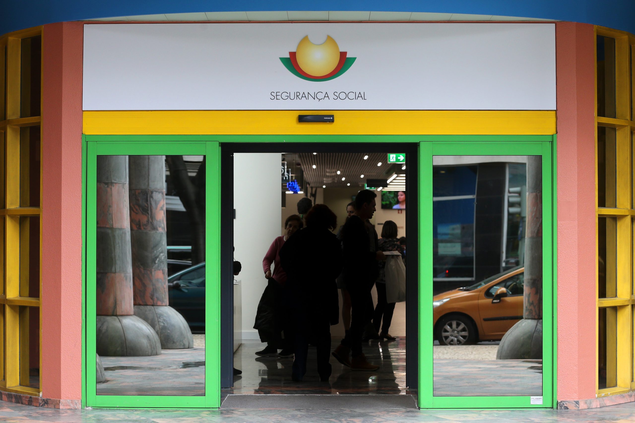 Empresas em lay-off tradicional disparam em maio para 4.629