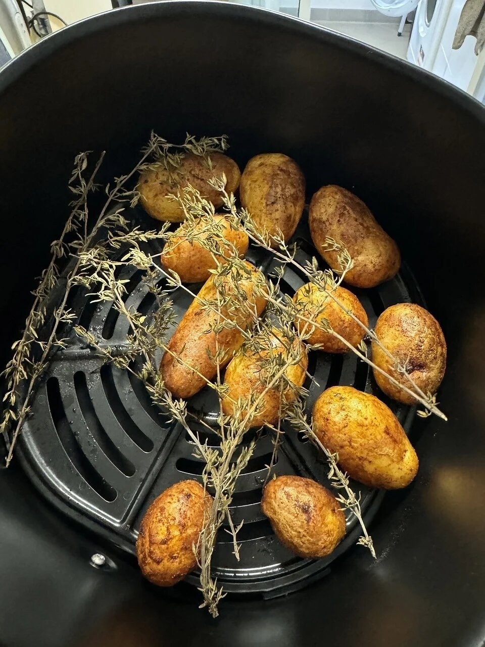 “Já ninguém chega a casa e tem disponibilidade para perder uma hora e meia na cozinha”. Dos microondas às air fryers, o que dizem os eletrodomésticos sobre nós?