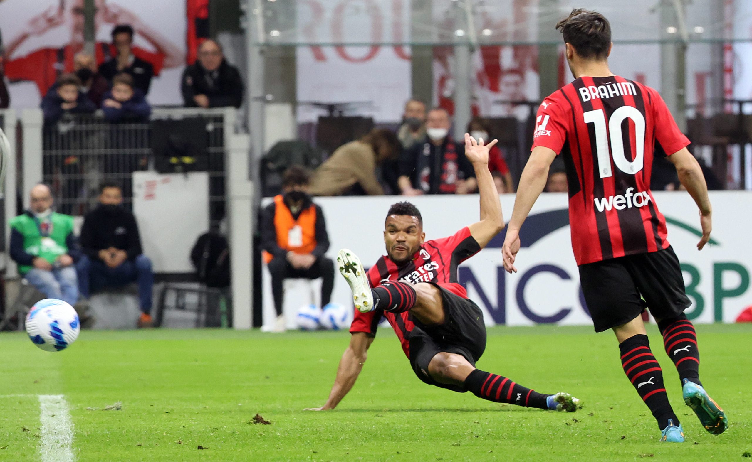 Avançado brasileiro Júnior Messias assina em definitivo pelo AC Milan