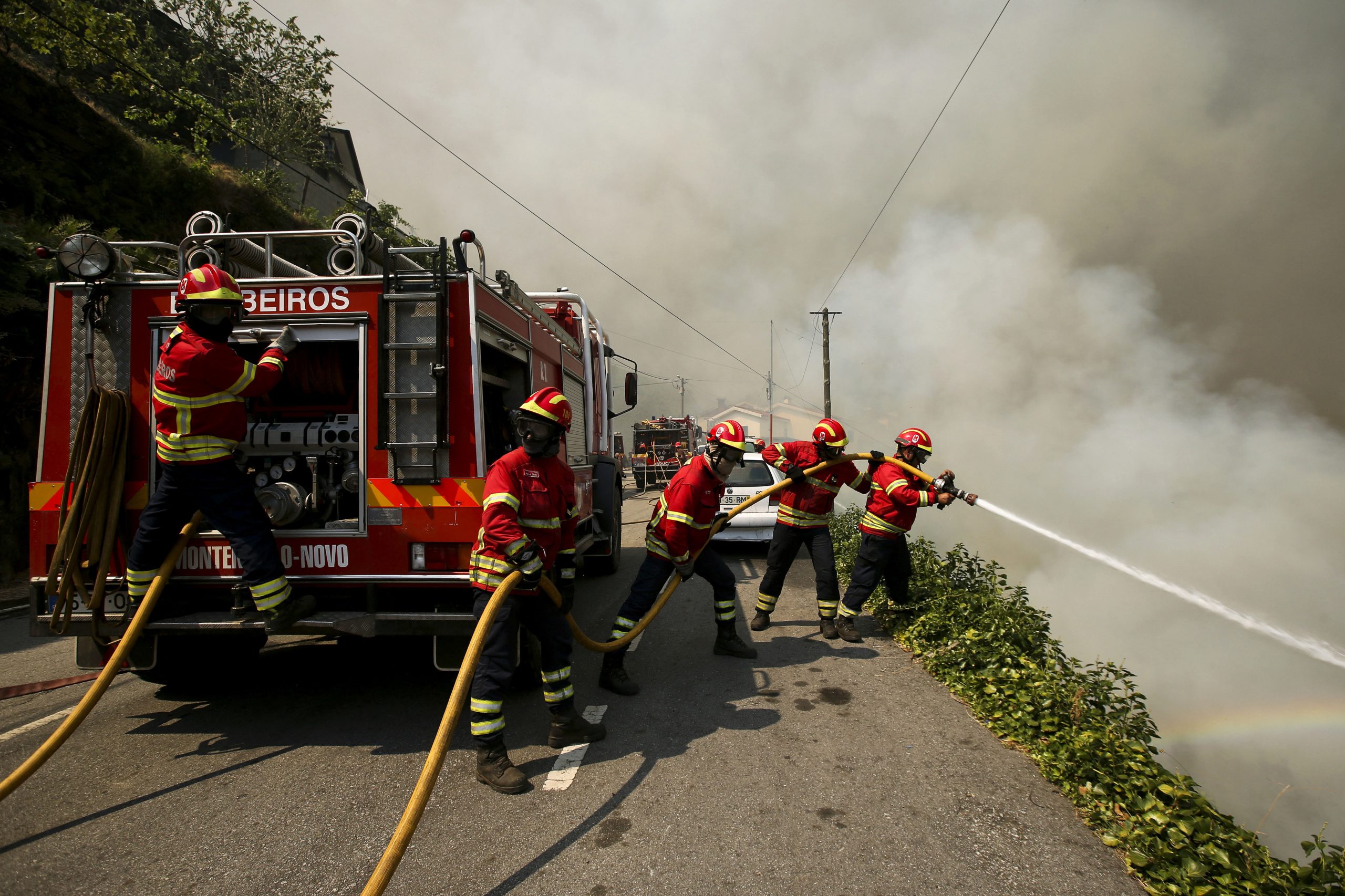 Bombeiros desafiam Marcelo e Costa a subir centenas de degraus