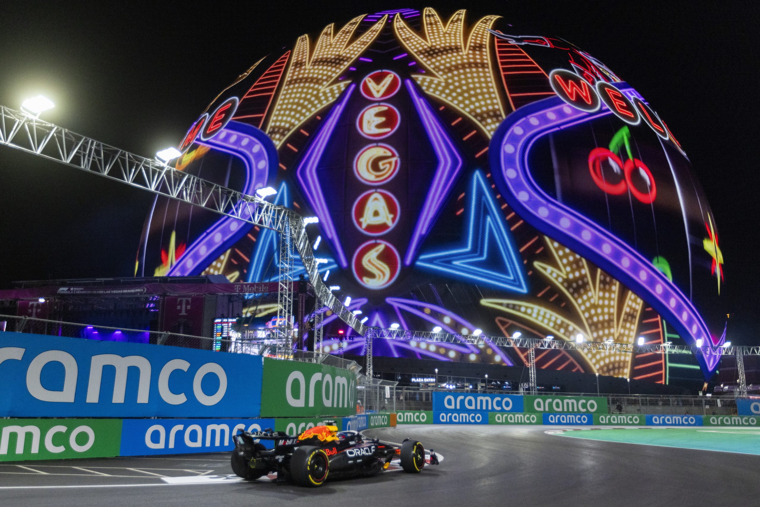 “Oh meu Deus, que temporada”. As palavras do cerebral Verstappen depois de garantir o quarto campeonato de Fórmula 1