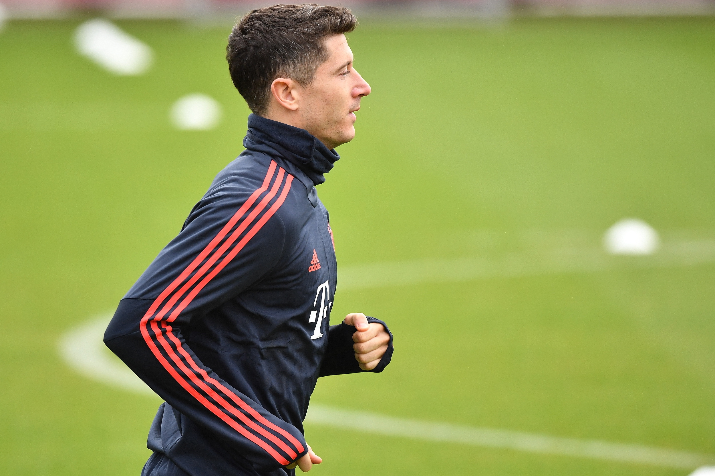 Bayern Munique: Lewandowski lesiona-se no joelho e fica fora dos relvados no próximo mês