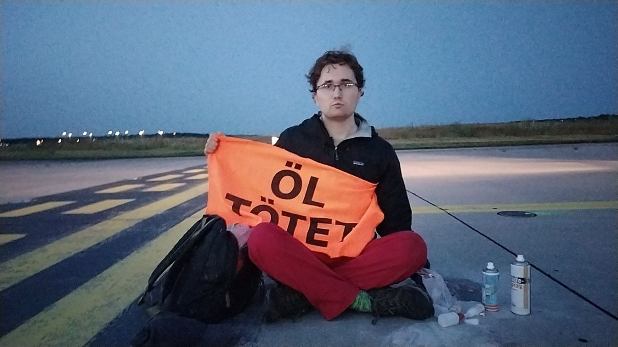 Ativistas climáticos realizam atos de protesto em vários aeroportos europeus. Frankfurt chegou mesmo a parar os voos